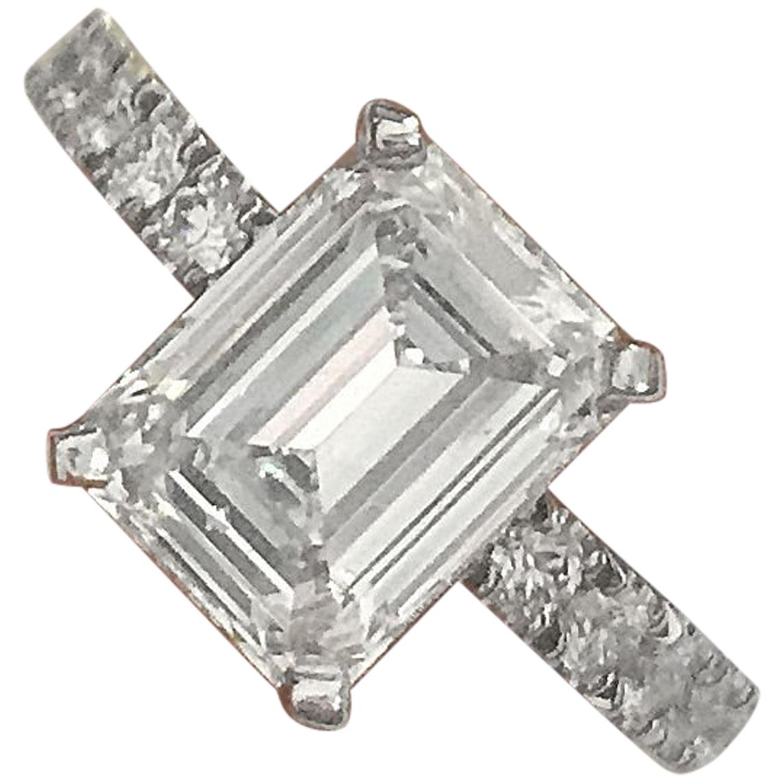 Smaragdschliff Diamant Verlobungsring E VS2 in Platin Diamanten unten Schaft gesetzt