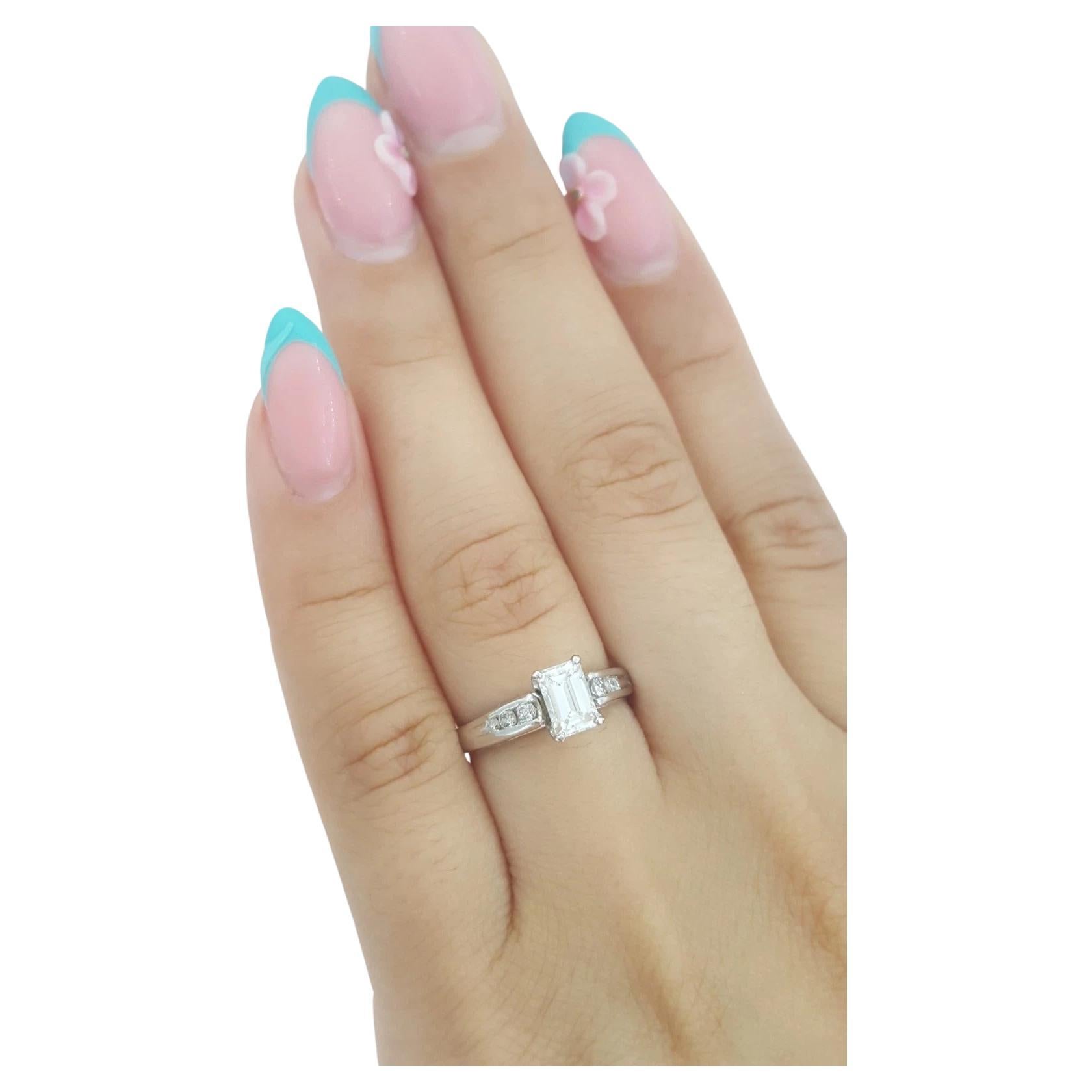 Anello di fidanzamento con diamanti taglio smeraldo in oro bianco 14K

Questo elegante anello di fidanzamento presenta un diamante naturale con taglio a smeraldo accentuato da scintillanti brillanti rotondi, incastonati nel classico oro bianco