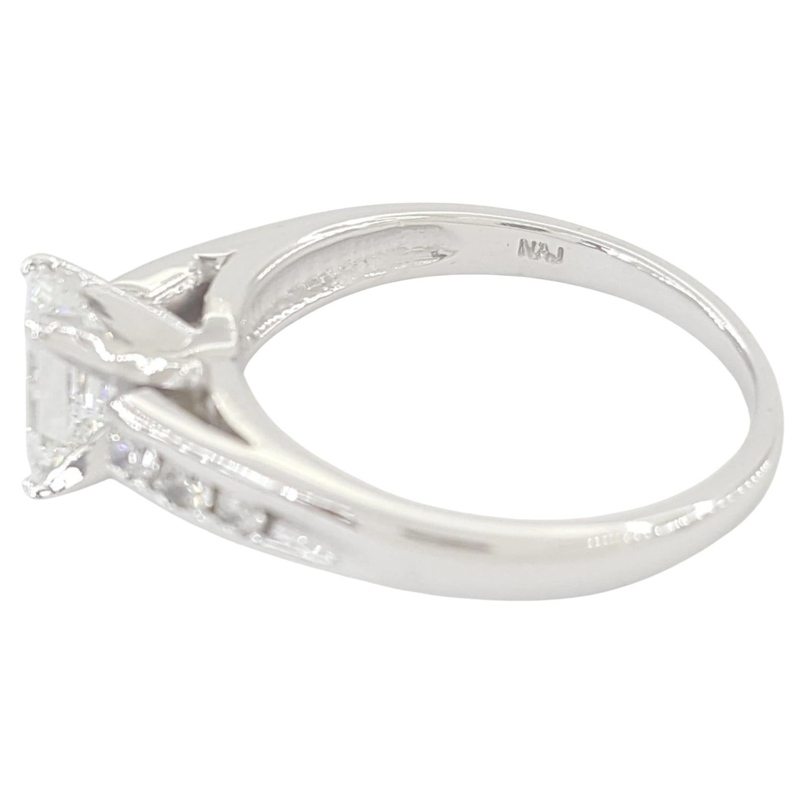 Taglio smeraldo Anello di fidanzamento con diamanti taglio smeraldo in oro bianco 14K in vendita