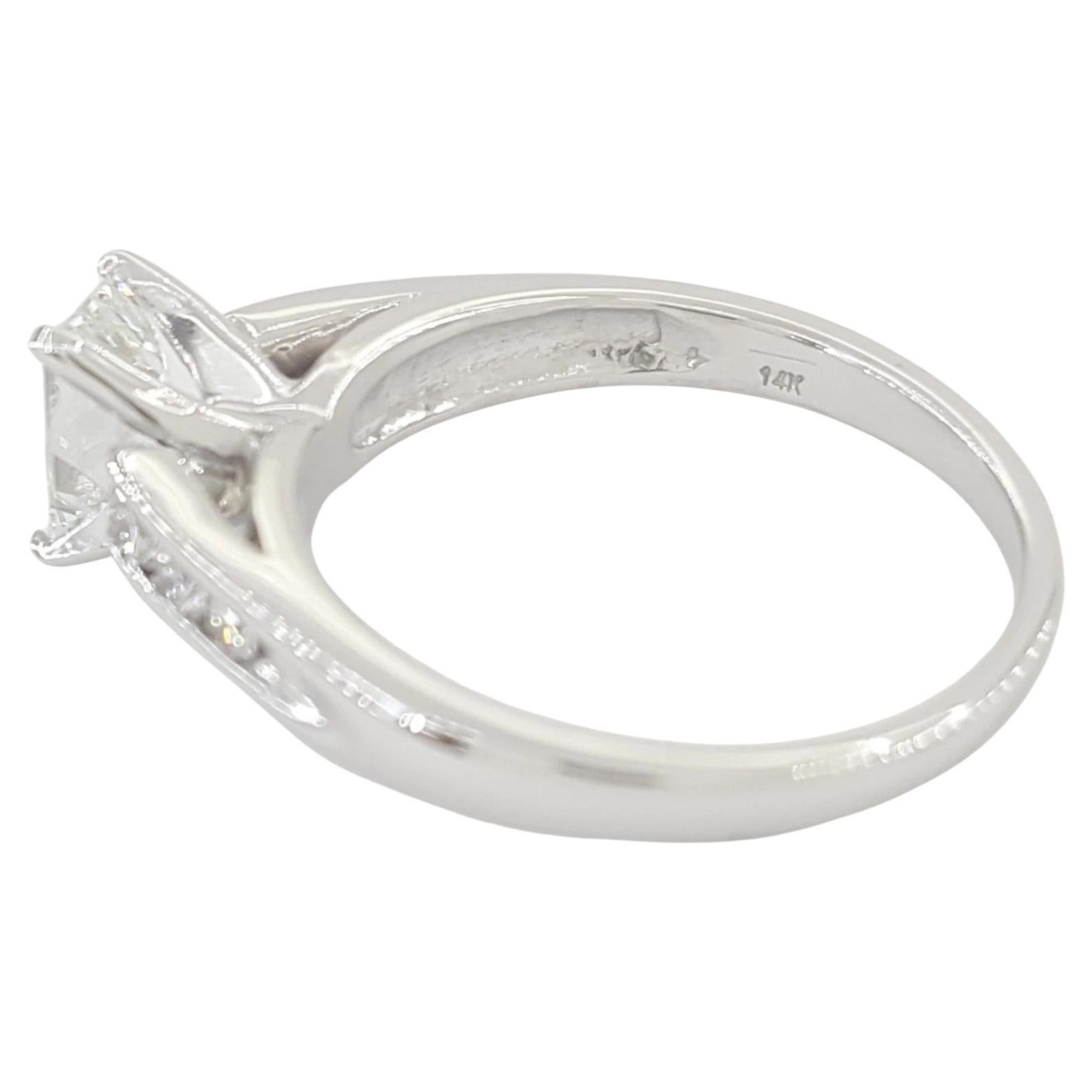 Anello di fidanzamento con diamanti taglio smeraldo in oro bianco 14K In condizioni Nuovo in vendita a Chicago, IL
