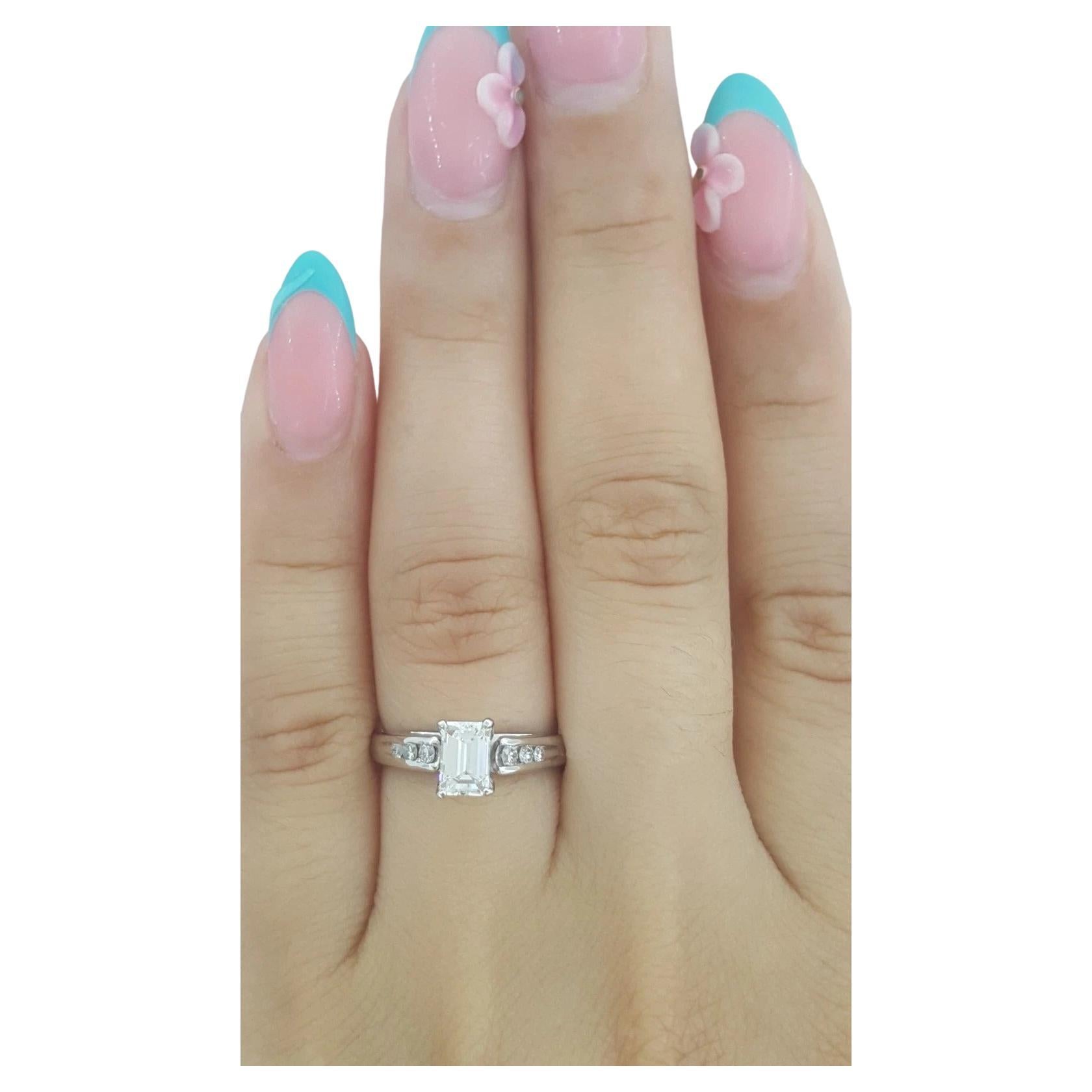 da uomo o donna Anello di fidanzamento con diamanti taglio smeraldo in oro bianco 14K in vendita