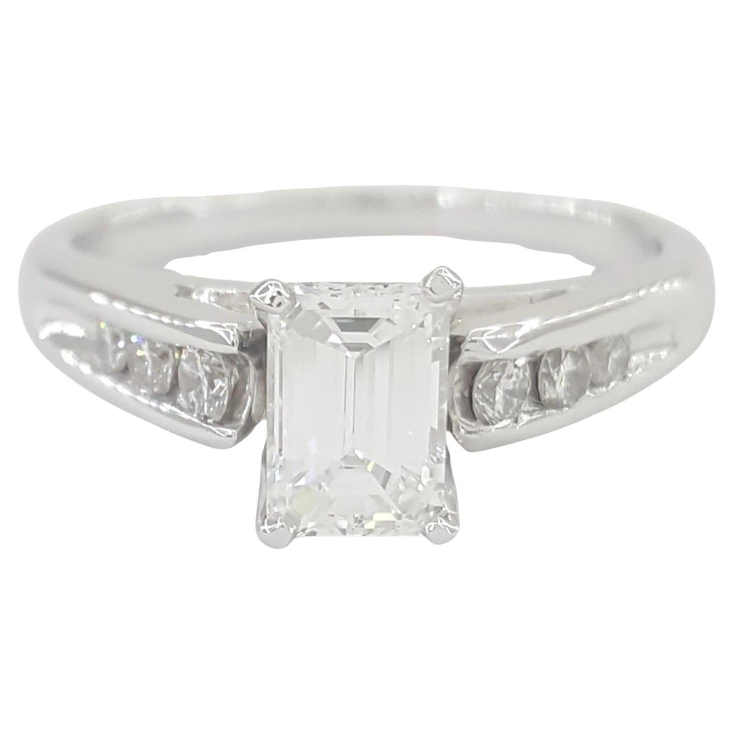 Anello di fidanzamento con diamanti taglio smeraldo in oro bianco 14K in vendita