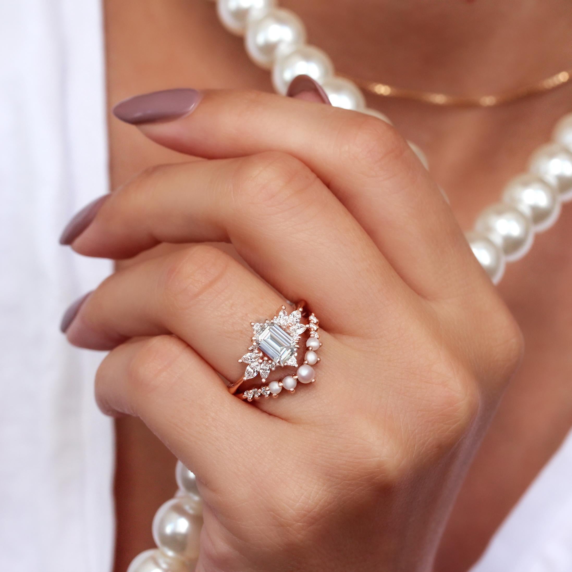 Anello di fidanzamento con diamante taglio smeraldo e perle di ispirazione Art Déco. 
Questo elenco è per un set di due anelli. 

S. T. L. : 
♥ Forma della pietra centrale: 
- Taglio smeraldo a gradini
♥ Tipo di pietra centrale:
- Diamante naturale