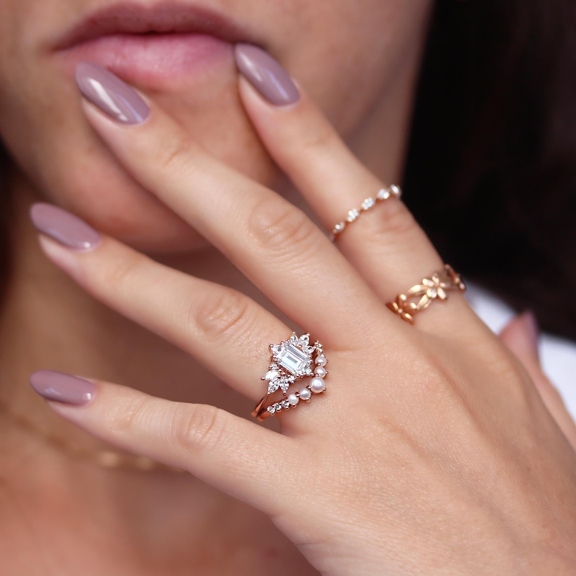 Set di anelli di fidanzamento con diamanti a taglio smeraldo Spark & Pearls Anelli a V nidificanti Due anelli In condizioni Nuovo in vendita a Hertsliya, IL
