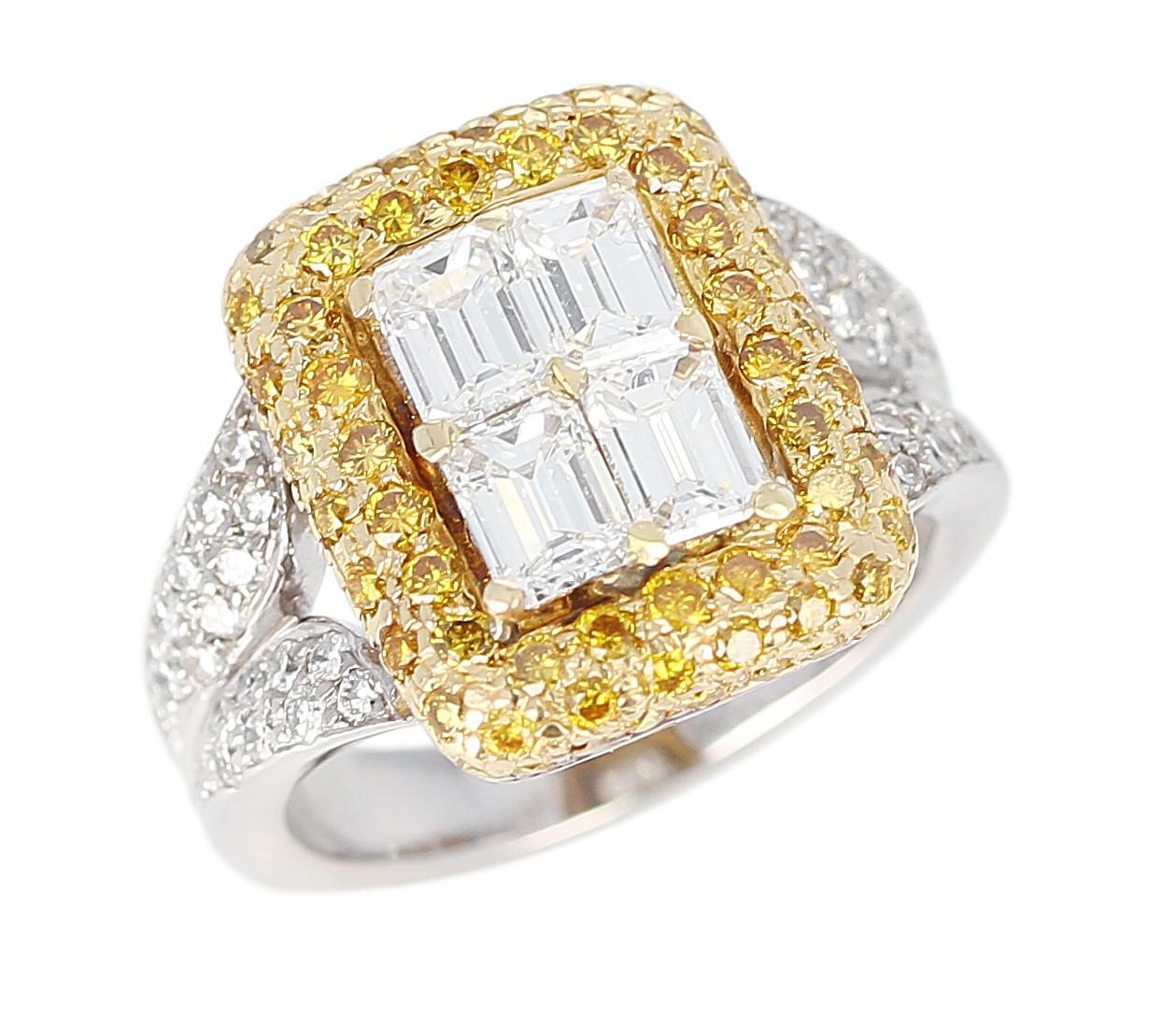 Bague de fiançailles en diamant Cocktail et diamant avec quatre diamants taille émeraude rehaussés de diamants jaunes et blancs pavés, en or blanc 18 carats.  Quatre diamants centraux : 1.30 carats, Diamants pavés jaunes et blancs : 1.40 carats.