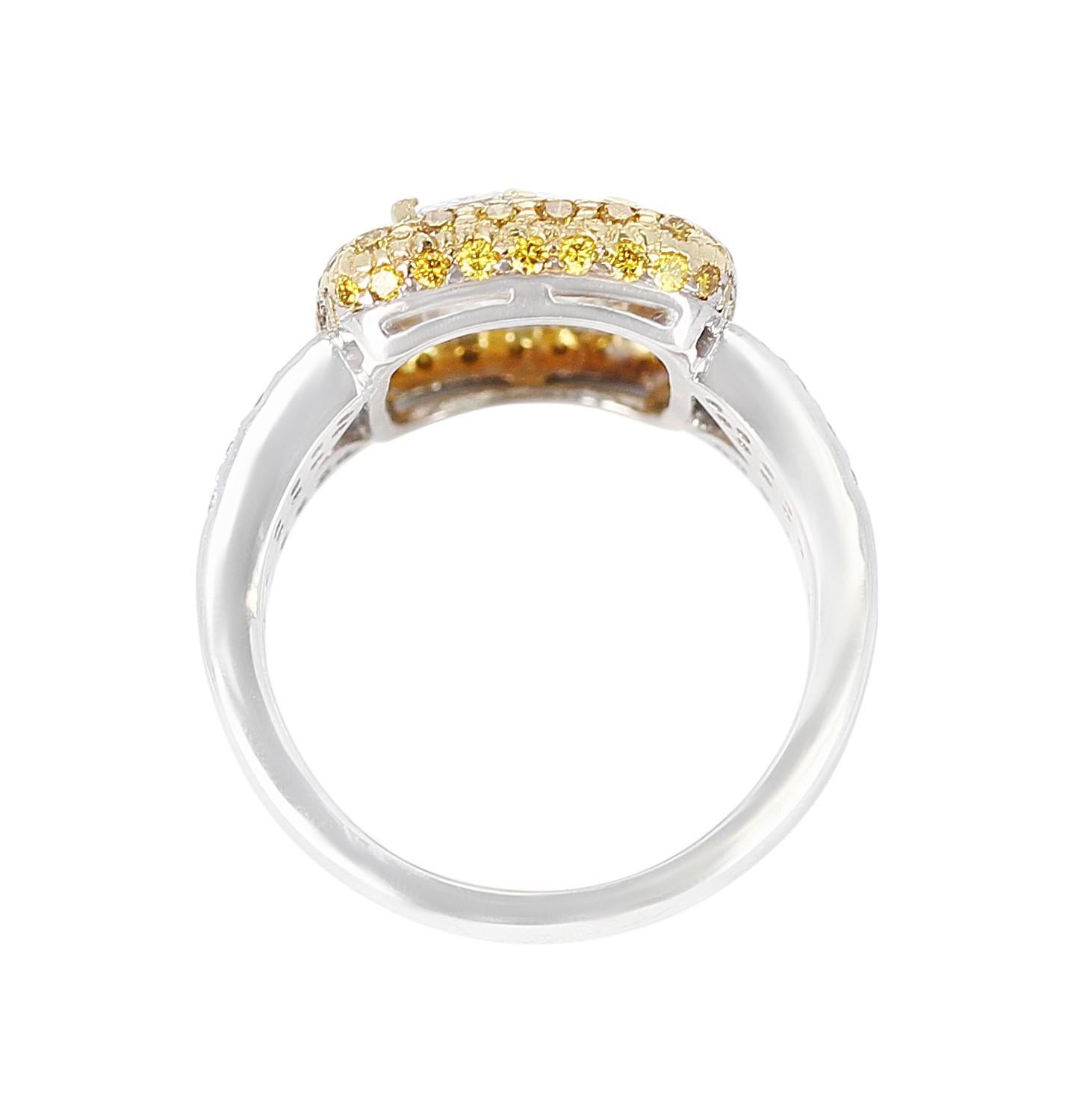 Bague de fiançailles en diamant taillé en émeraude avec diamants jaunes pavés et diamants blancs Unisexe en vente
