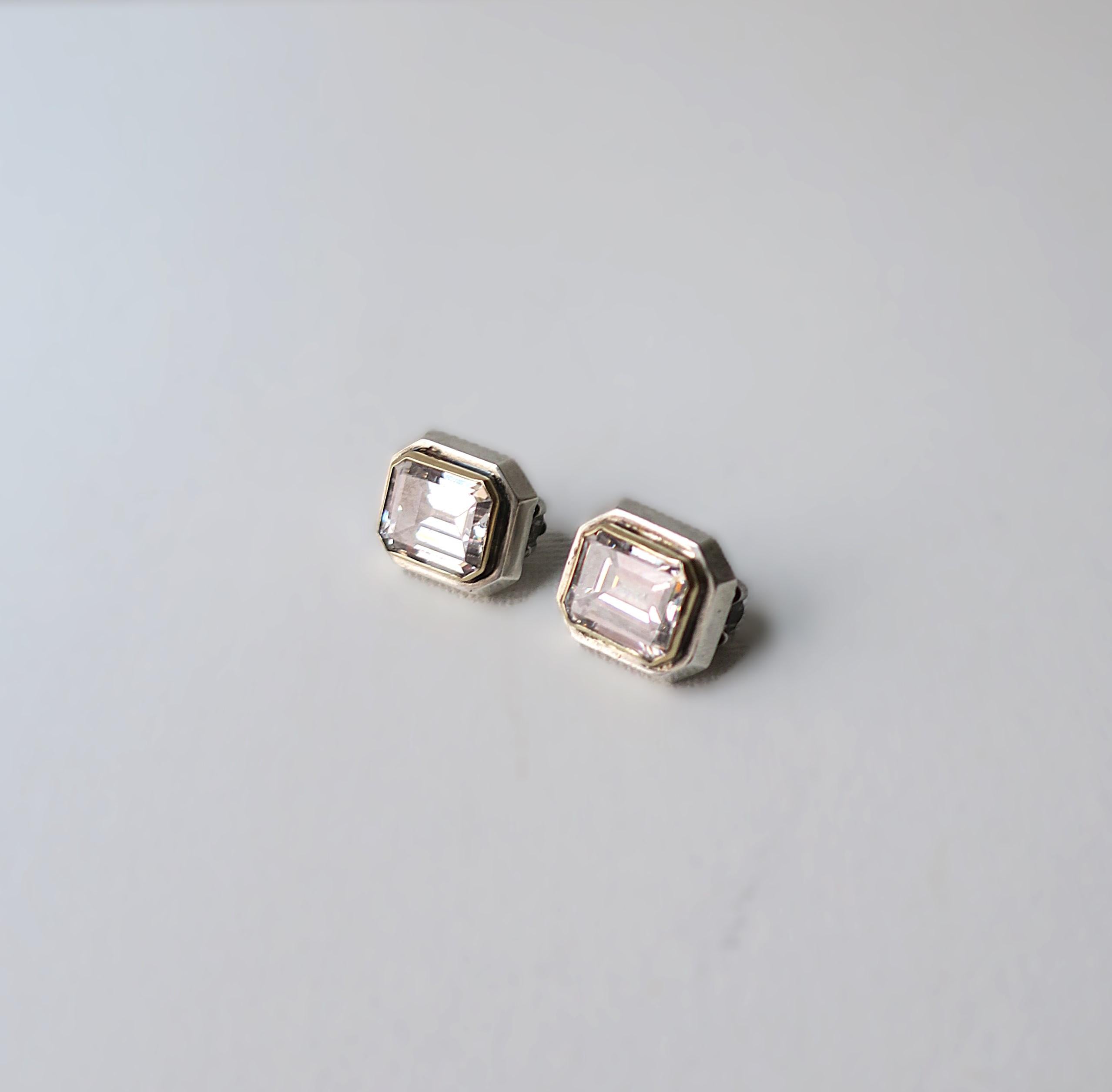 Une paire de boucles d'oreilles chic en or jaune 14 carats et argent sterling pour oreilles percées. Cette paire met en valeur la taille de la pierre en cristal taillée en émeraude, entourée d'or jaune 14 carats et d'argent sterling aux angles
