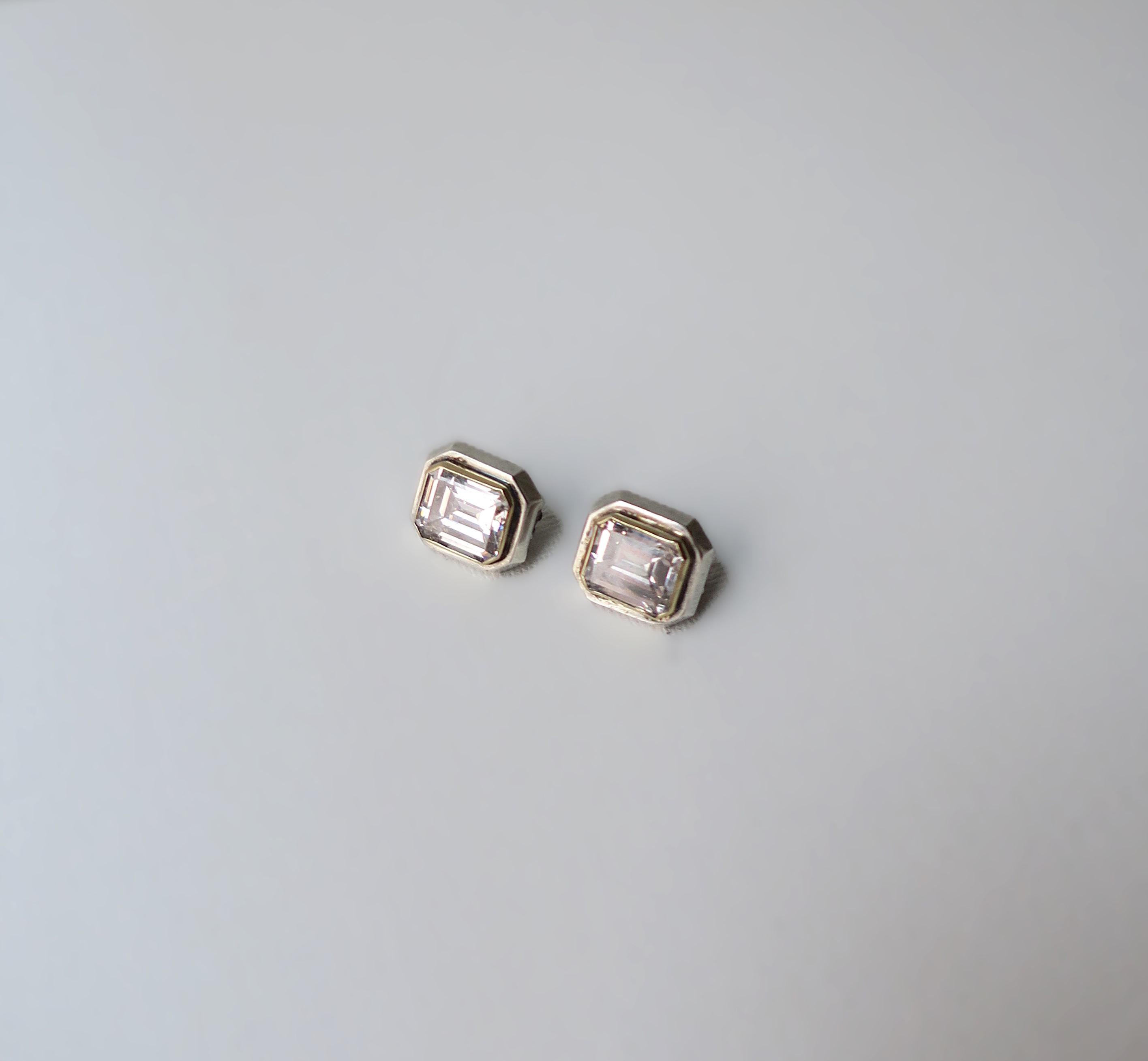 Boucles d'oreilles en or 14 carats et argent sterling avec diamants taille émeraude en vente 1