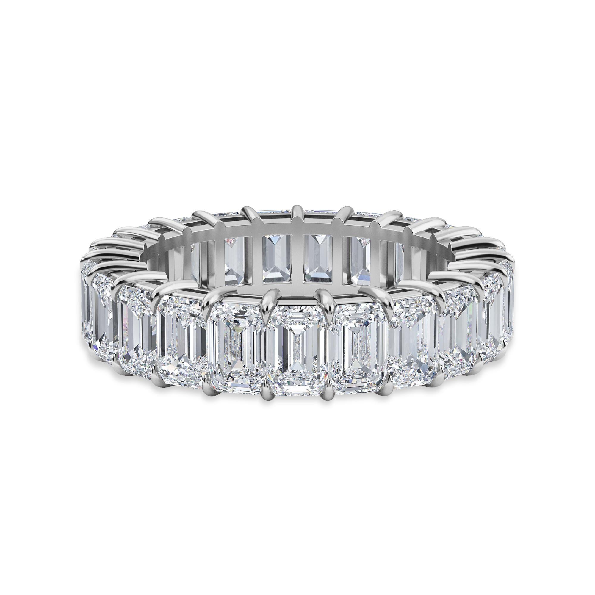 Dieser Smaragdschliff-Diamant Eternity Band verfügt über 23 Diamanten und hat ein Gesamtkaratgewicht von 5,67.
Die Diamanten sind F Farbe, VS Klarheit. Der Ring ist eine Fingergröße 7 und ist in Platin gefasst.