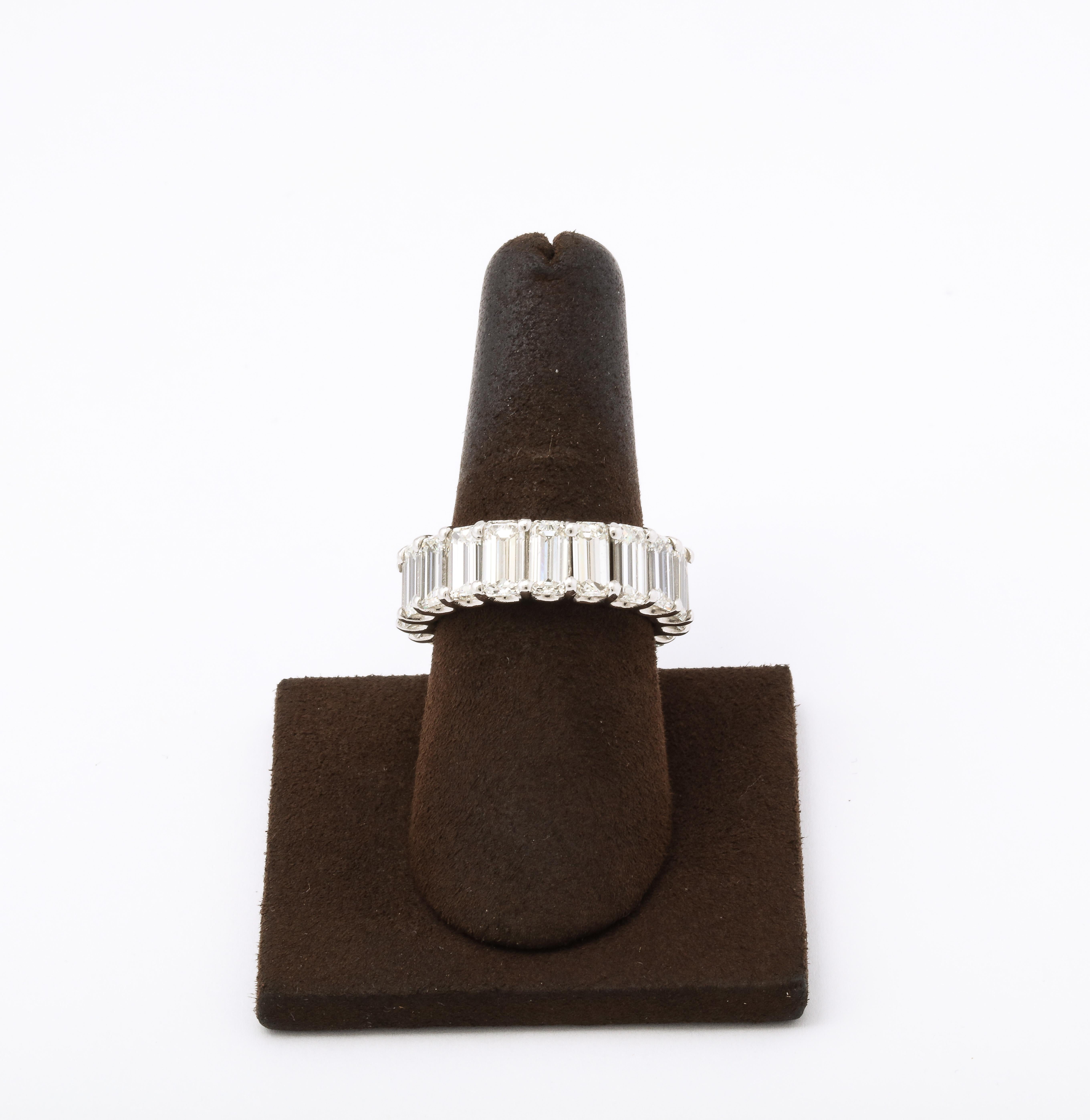 Un FABULOUS bracelet éternité en diamant taille émeraude ! !!

Plus de 11,50 carats d'émeraudes blanches allongées serties dans une monture en platine personnalisée 