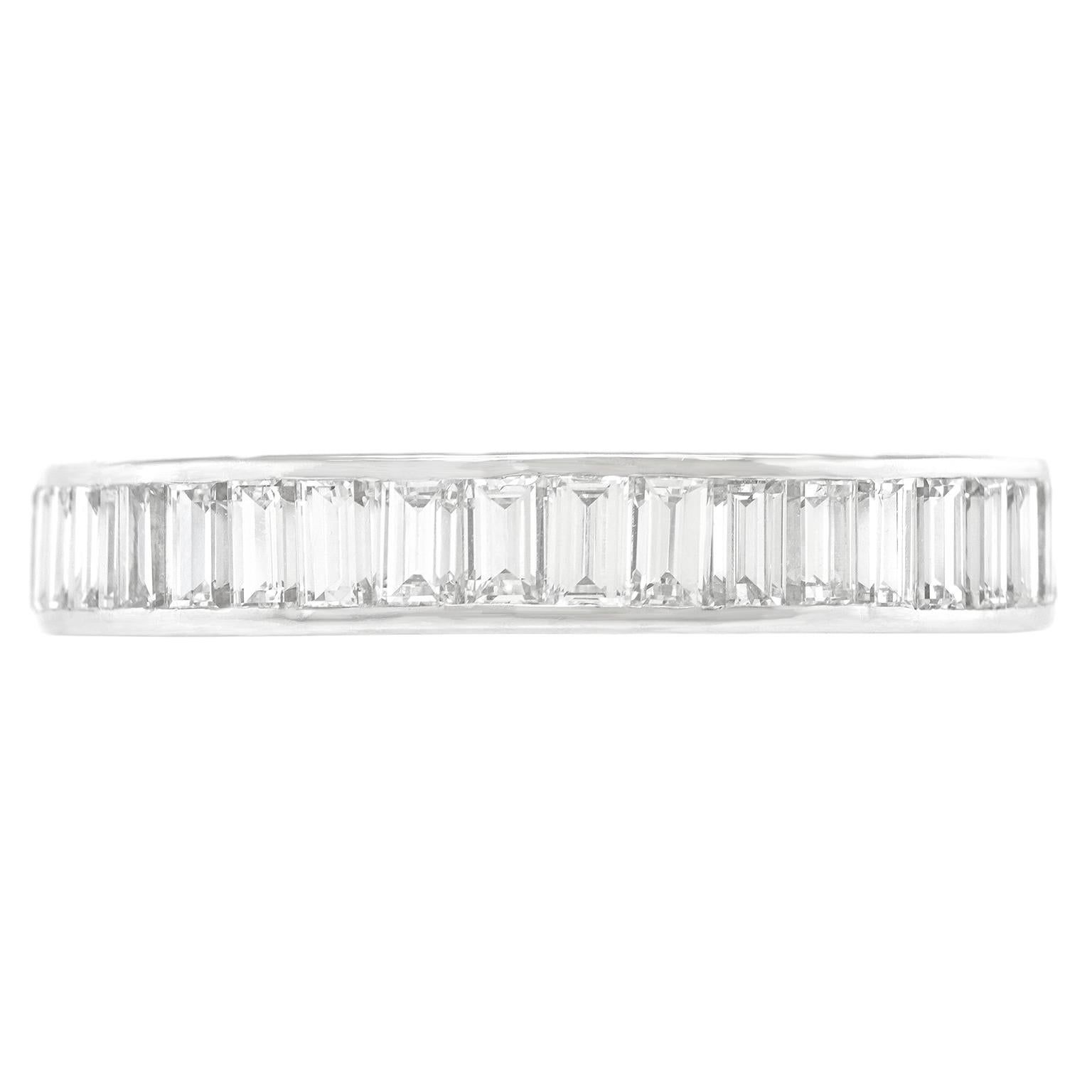 Smaragdschliff Diamant Eternity Band im Zustand „Hervorragend“ im Angebot in Litchfield, CT