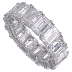 Anillo de eternidad de diamantes talla esmeralda en platino.