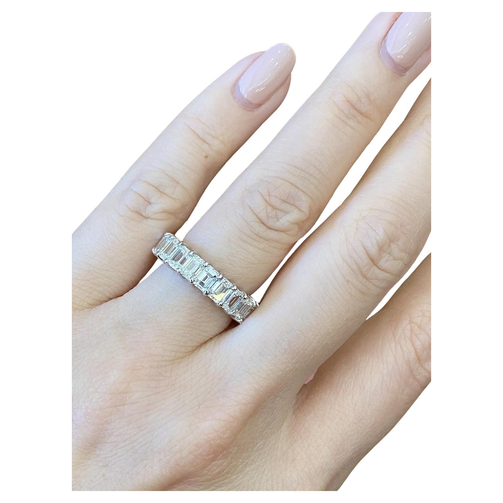 Smaragdschliff Diamant Eternity Band Ring 6,40 Karat Total in Platin Größe 6,25 im Angebot