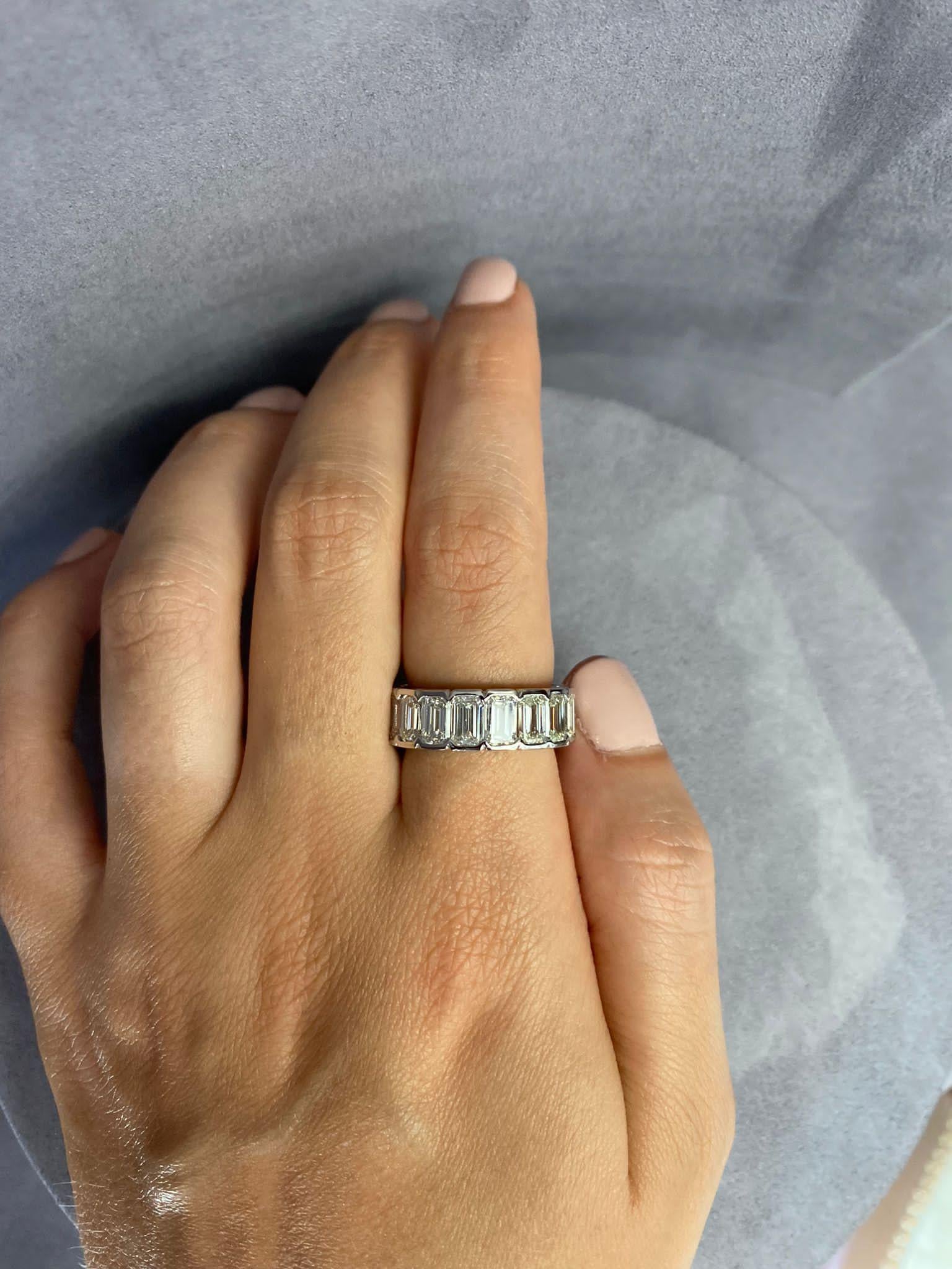 9.01 Carat Emerald Cut Diamond Eternity Band Ring In New Condition For Sale In New York, NY