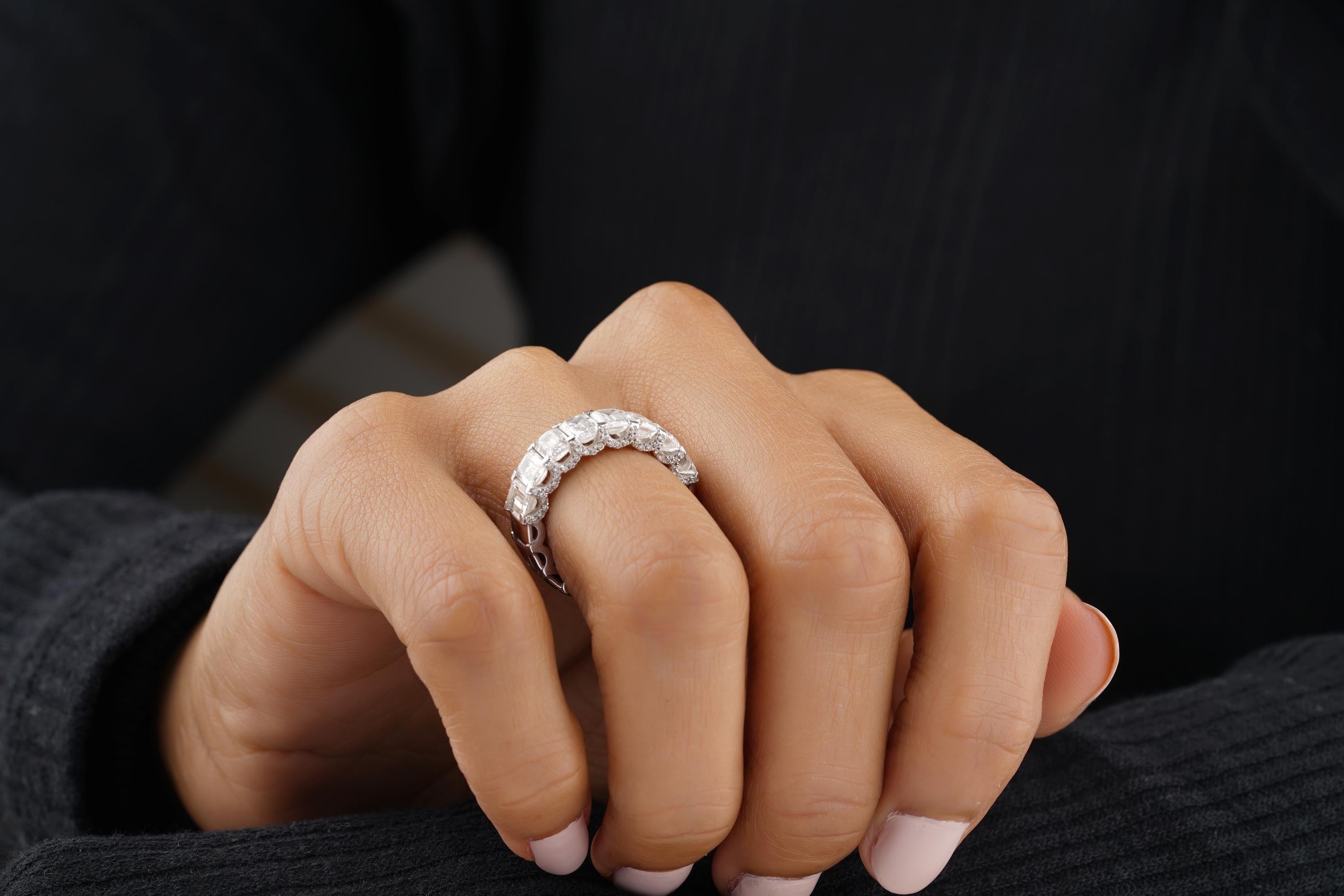 Taille émeraude Bague d'éternité en or massif 14 carats avec diamant taille émeraude certifié en vente