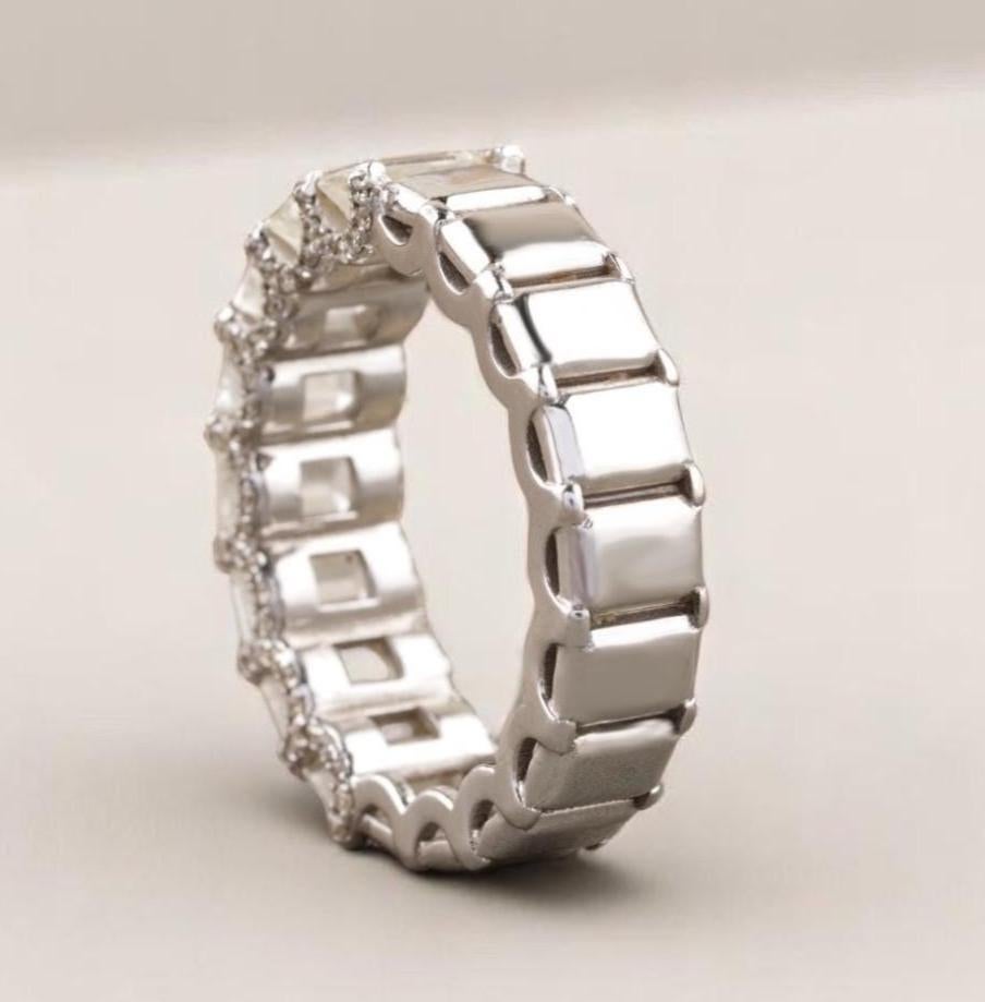 Bague d'éternité en or massif 14 carats avec diamant taille émeraude certifié en vente 2