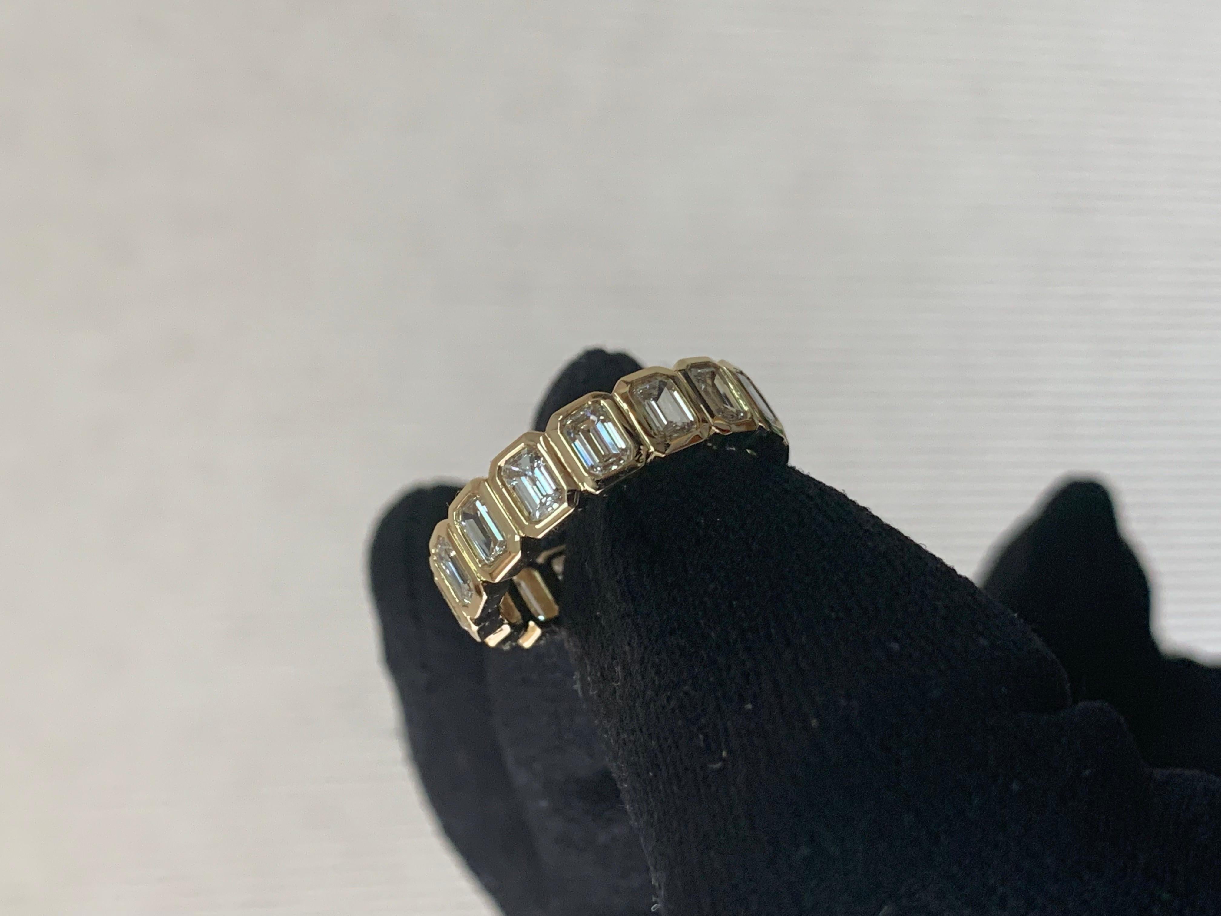 En vente :  Bague d'éternité en or jaune 18 carats avec diamant taille émeraude 4