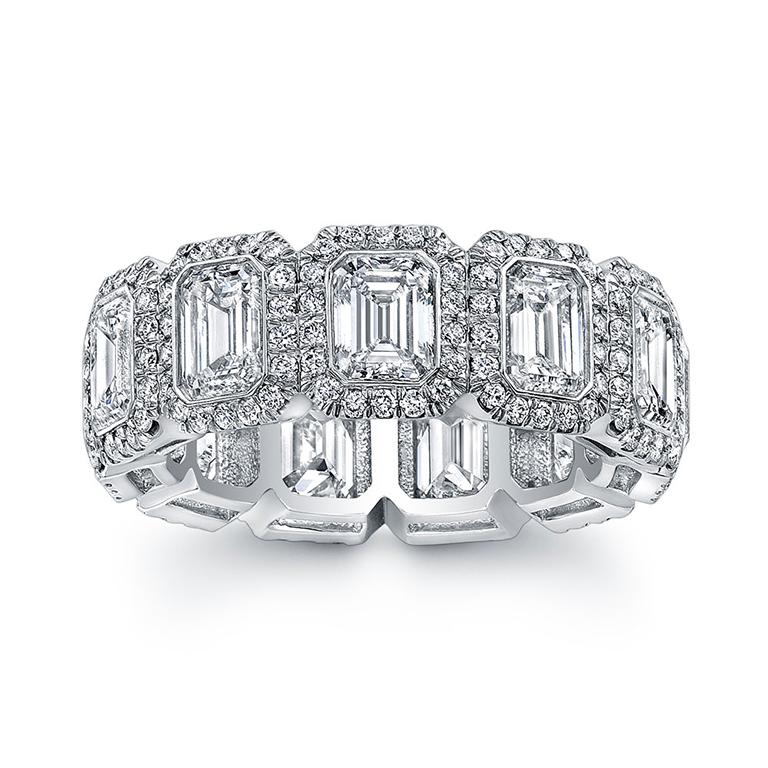 Dieser kühne Ausdruck von Eleganz zeigt eine Reihe von Diamanten im Smaragdschliff mit einem Gesamtgewicht von 5,75 Karat, die fachmännisch gefasst wurden, um maximale Brillanz zu erzielen. Eingerahmt von einem Halo aus 198 runden Brillanten im