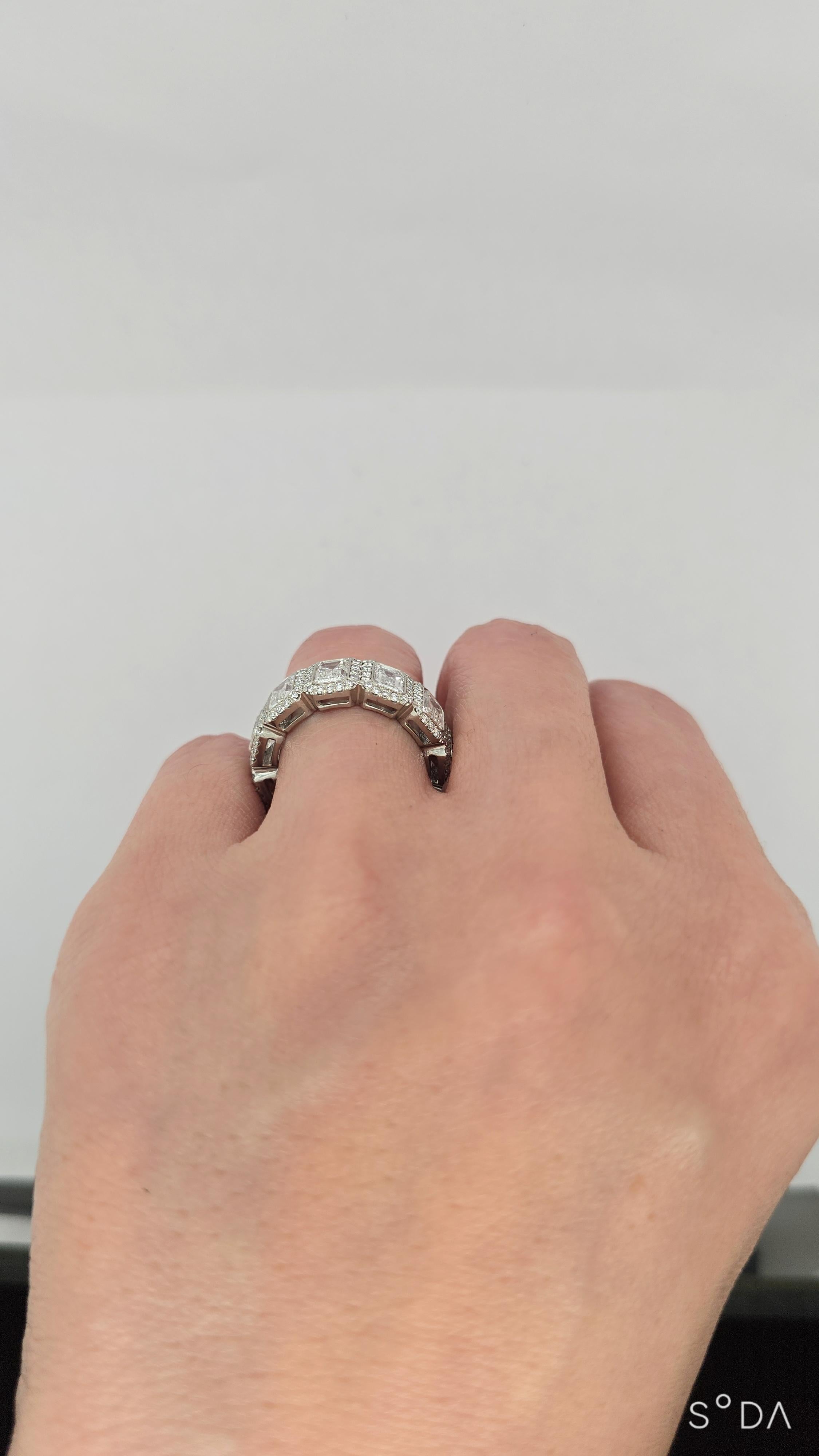 Eternity-Ring mit Diamant im Smaragdschliff und Halo im Zustand „Neu“ im Angebot in Wailea, HI