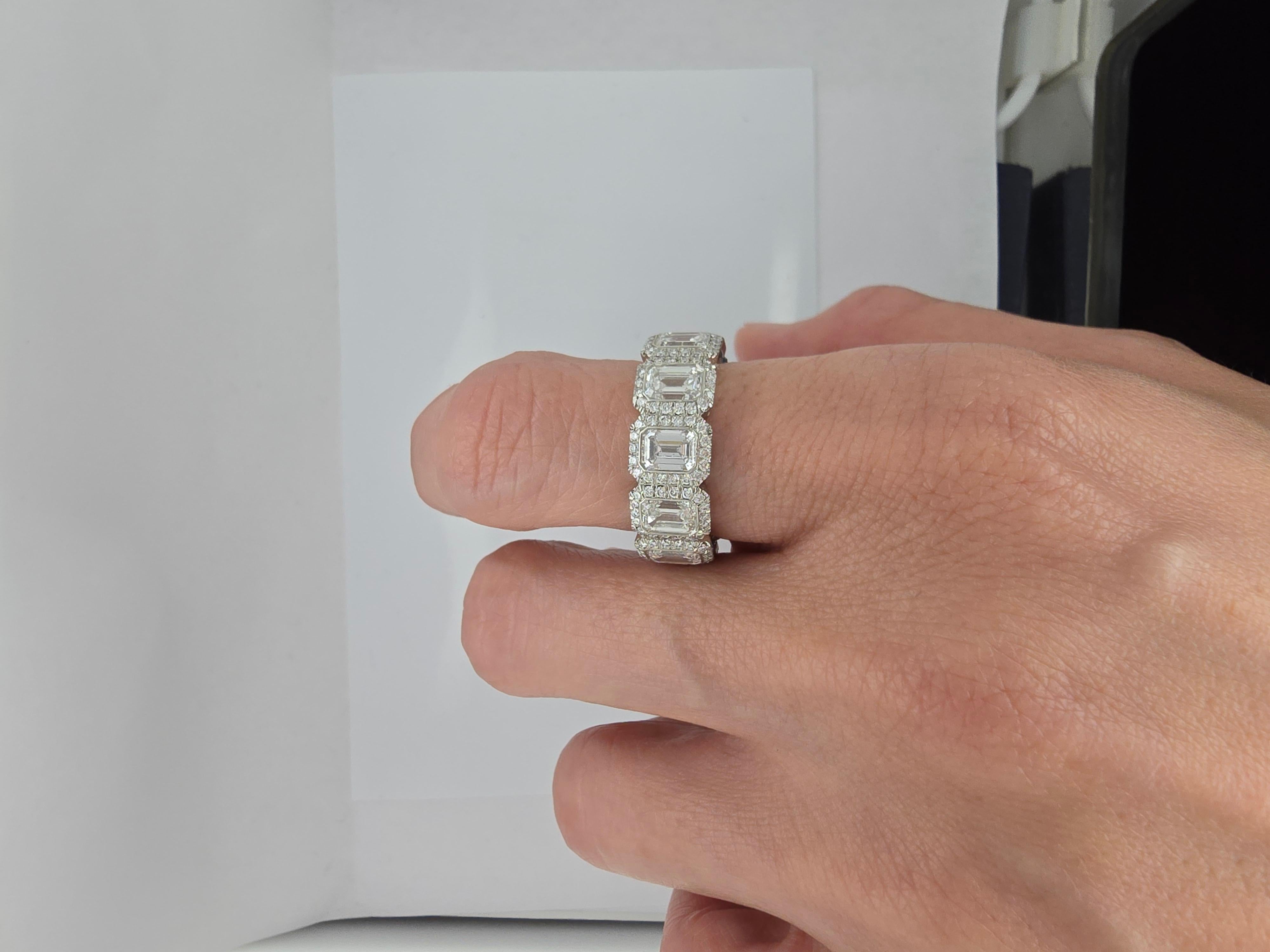 Eternity-Ring mit Diamant im Smaragdschliff und Halo für Damen oder Herren im Angebot