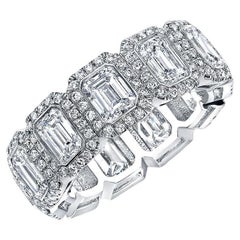Eternity-Ring mit Diamant im Smaragdschliff und Halo