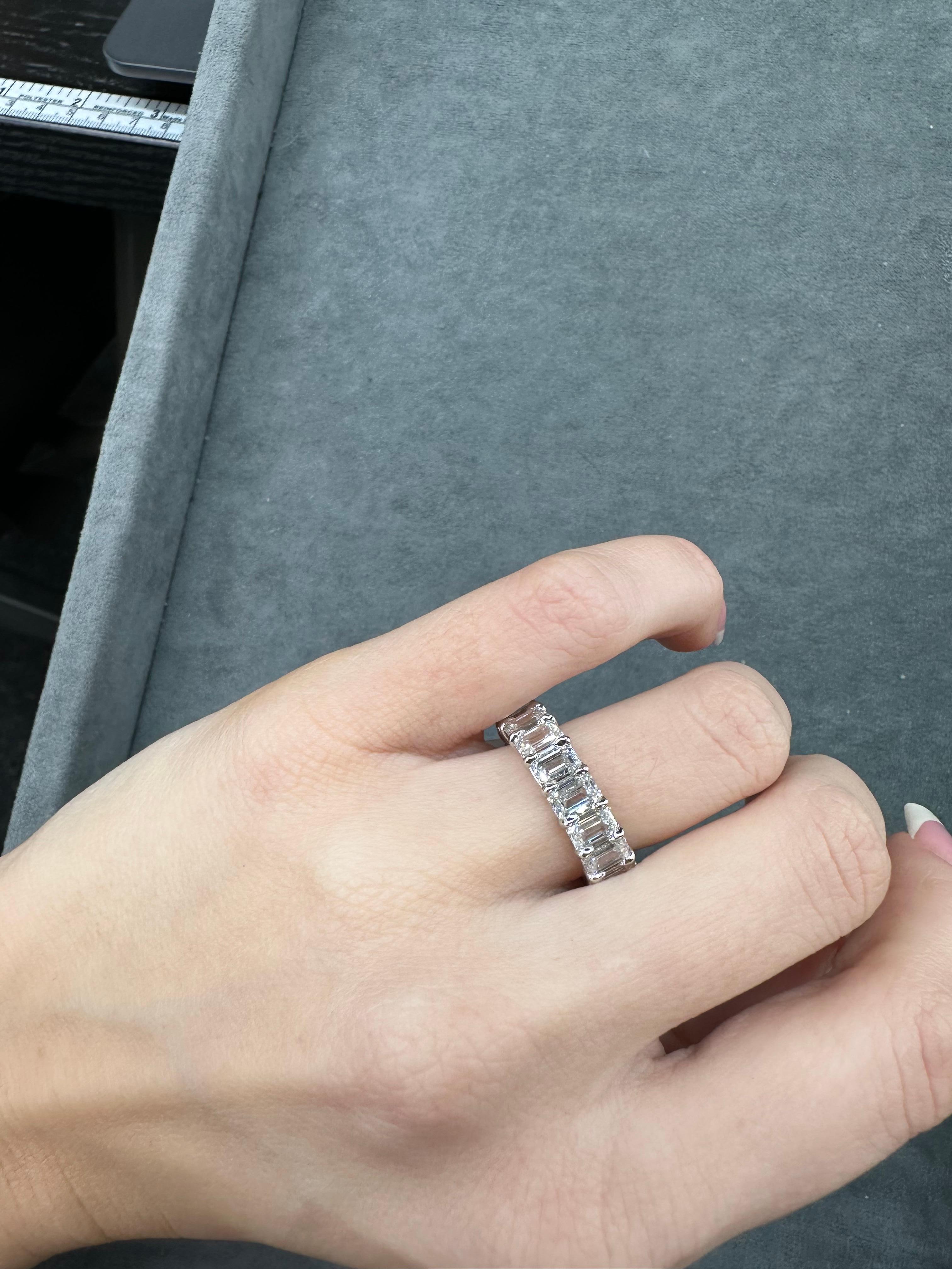 Eternity-Ring aus Platin mit 7,41 Karat Diamant im Smaragdschliff F-G VVS2-VS2  im Zustand „Neu“ im Angebot in New York, NY