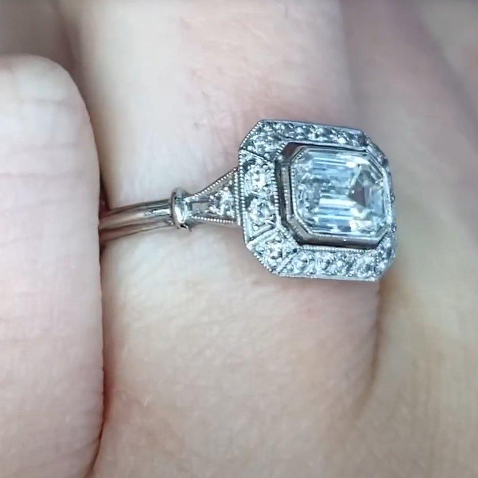 Taille émeraude Bague de fiançailles avec halo en platine, diamant taille émeraude (GIA 0,70 carats) en vente