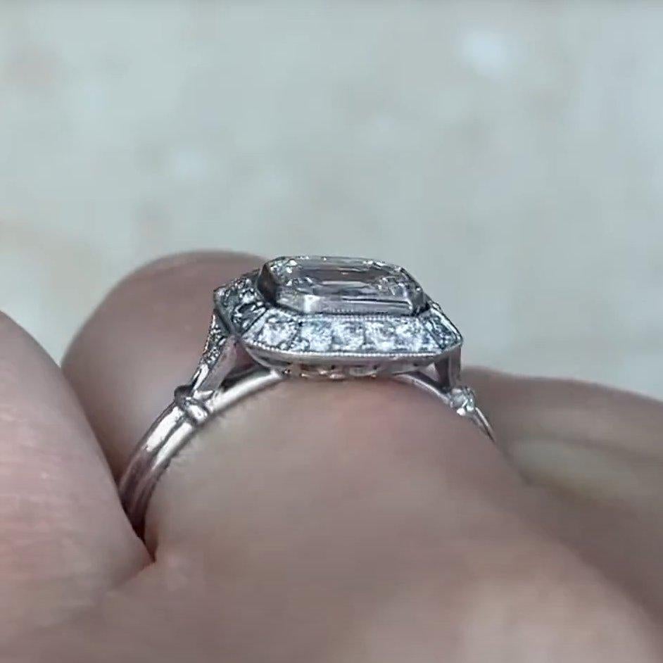 Bague de fiançailles avec halo en platine, diamant taille émeraude (GIA 0,70 carats) Excellent état - En vente à New York, NY