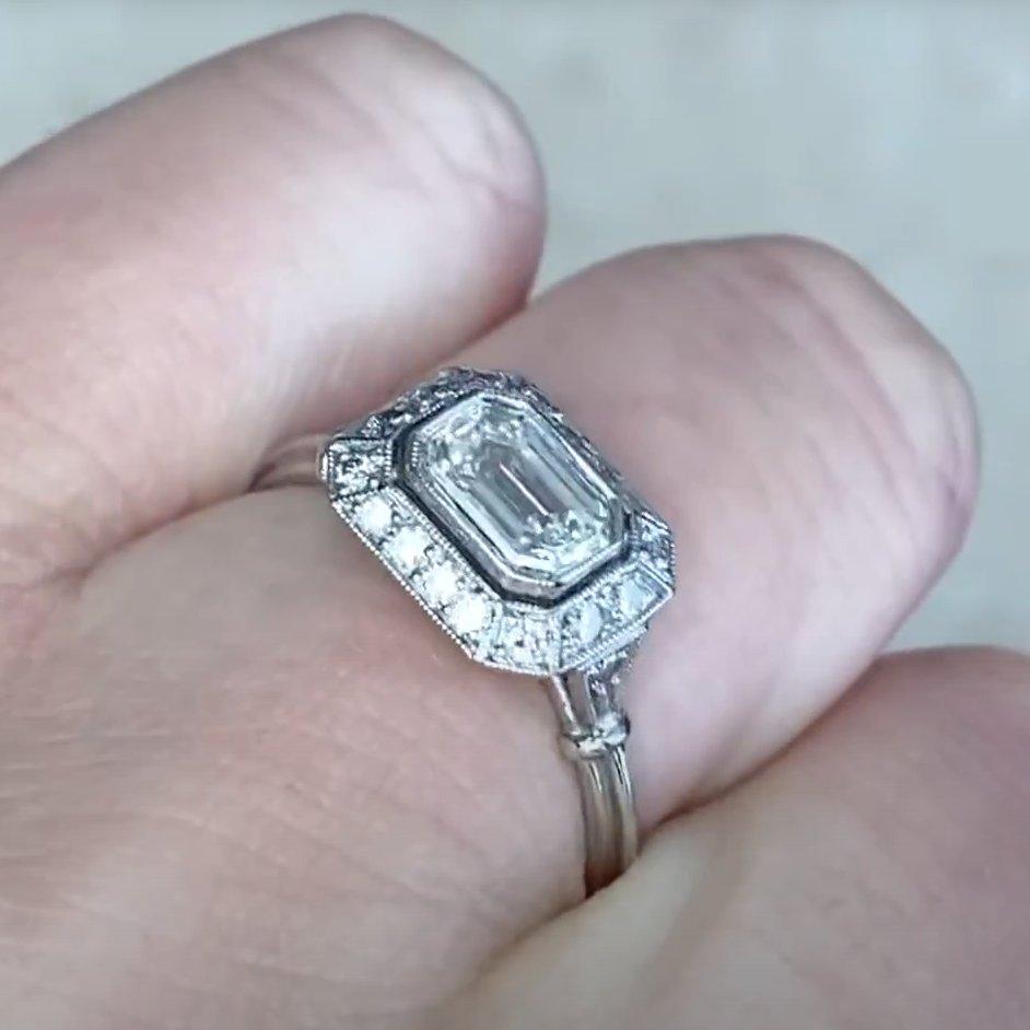 Bague de fiançailles avec halo en platine, diamant taille émeraude (GIA 0,70 carats) Pour femmes en vente