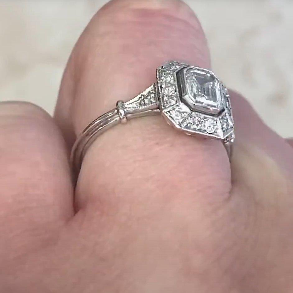 GIA Anillo de compromiso de diamantes talla esmeralda de 0,71 ct, color H, halo de diamantes, platino Corte esmeralda en venta