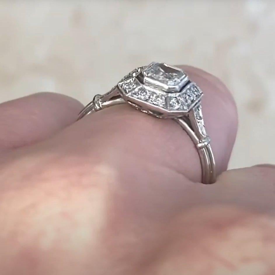 GIA Anillo de compromiso de diamantes talla esmeralda de 0,71 ct, color H, halo de diamantes, platino en Excelente estado para la venta en New York, NY
