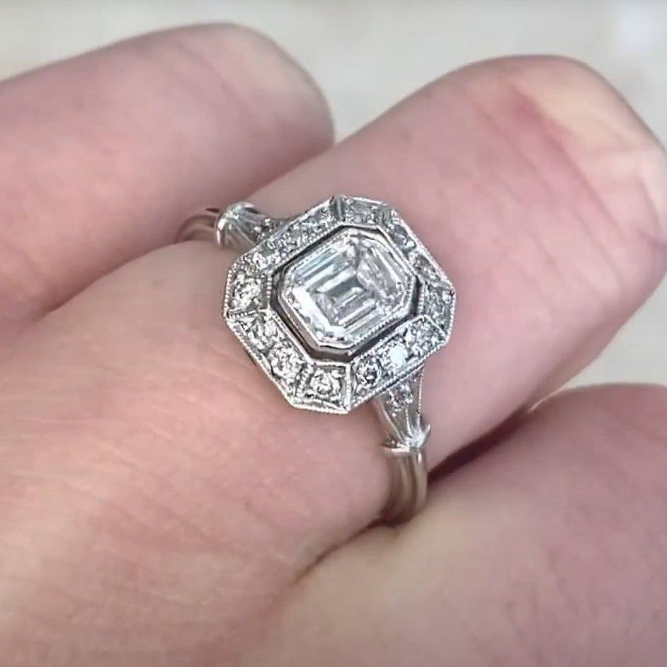 De las mujeres GIA Anillo de compromiso de diamantes talla esmeralda de 0,71 ct, color H, halo de diamantes, platino en venta