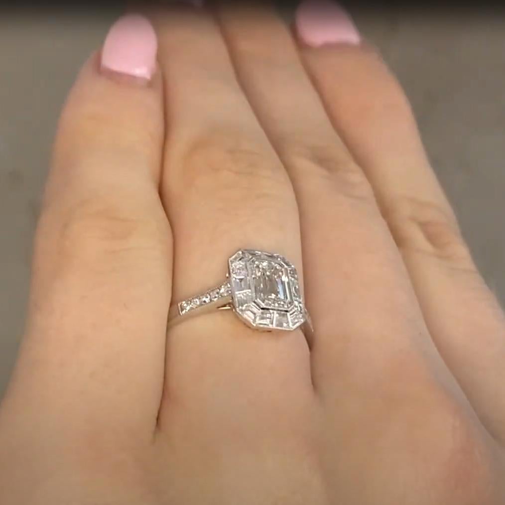 Smaragdgeschliffener Diamant (GIA ca. 0,8 Karat) Halo-Verlobungsring, Platin (Art déco) im Angebot