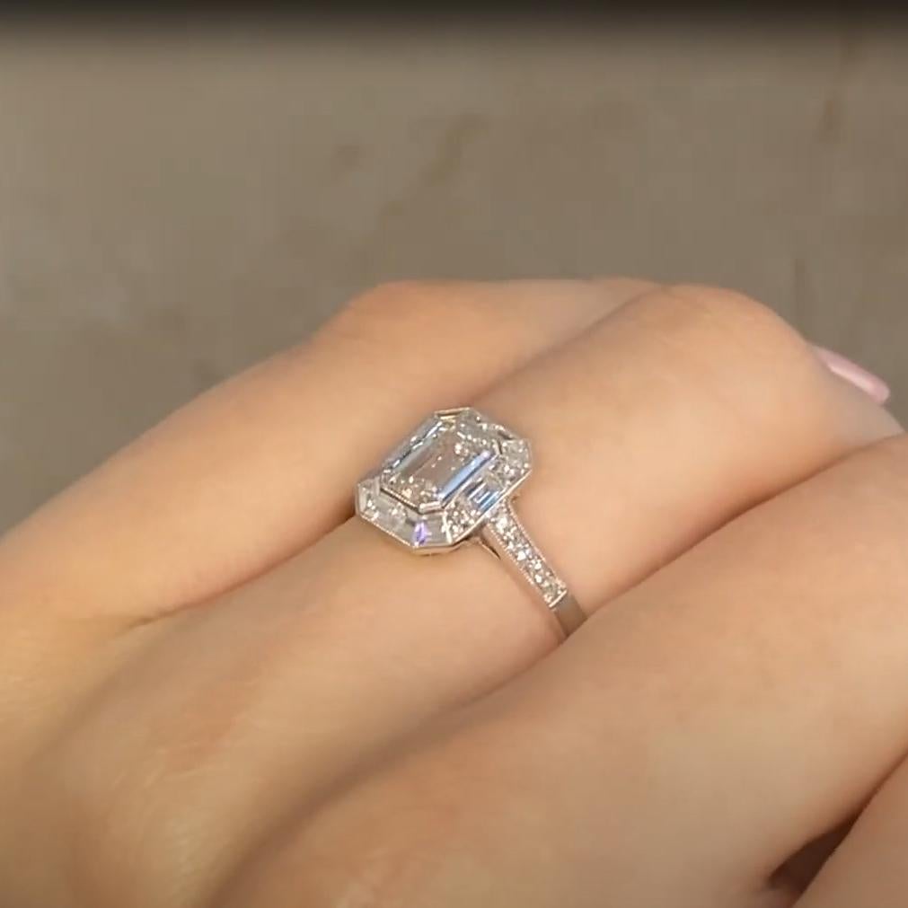 Smaragdgeschliffener Diamant (GIA ca. 0,8 Karat) Halo-Verlobungsring, Platin (Smaragdschliff) im Angebot