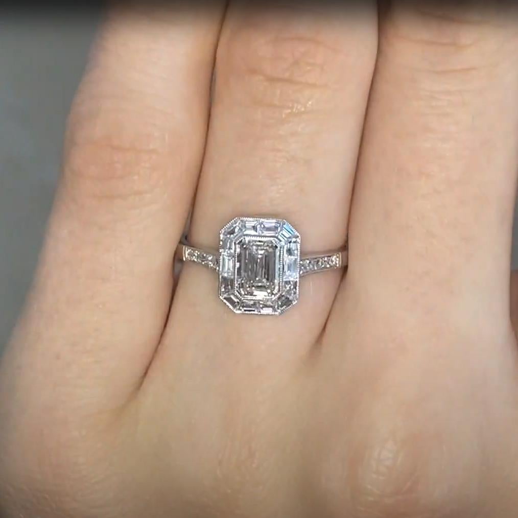 Smaragdgeschliffener Diamant (GIA ca. 0,8 Karat) Halo-Verlobungsring, Platin im Zustand „Hervorragend“ im Angebot in New York, NY