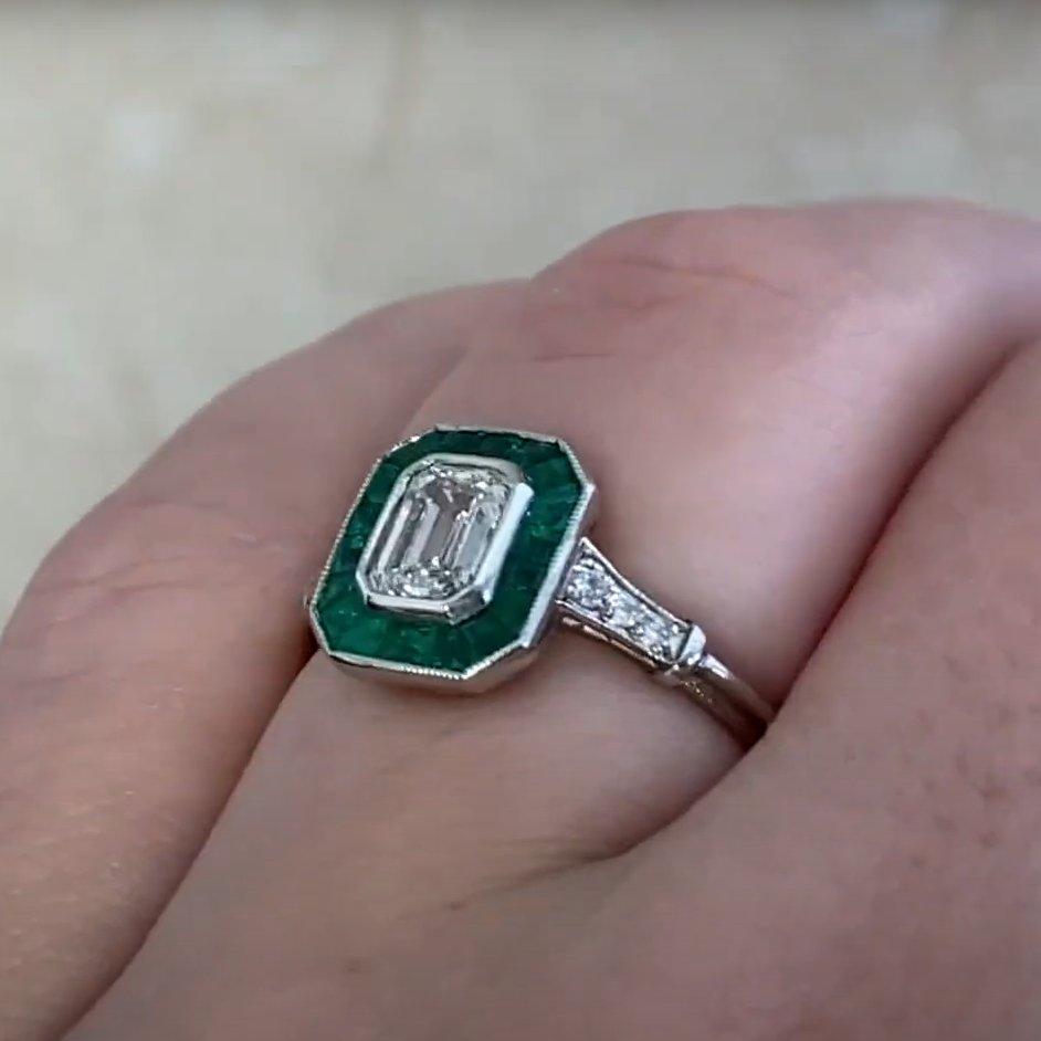 Donna Anello con diamante taglio smeraldo (GIA circa 0,8 carati), colore H. H., platino in vendita