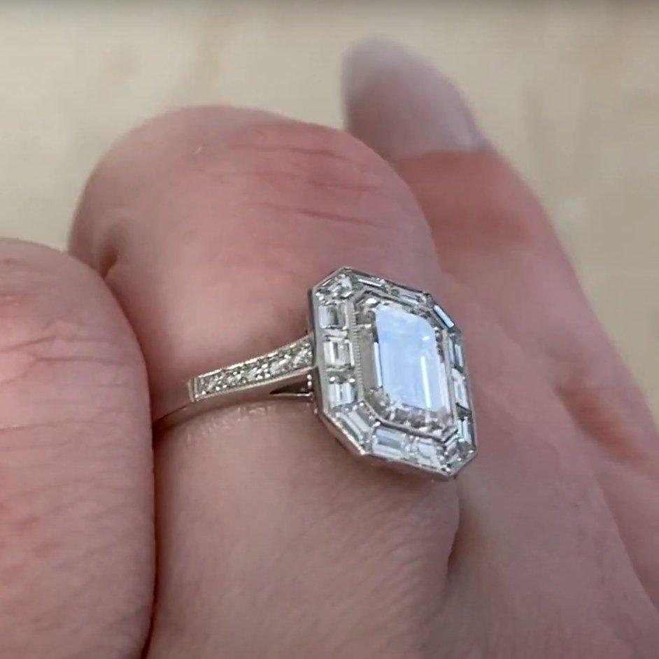 Taille émeraude Diamant taille émeraude (GIA approx. 1,8 carats) avec halo taille baguette, platine en vente