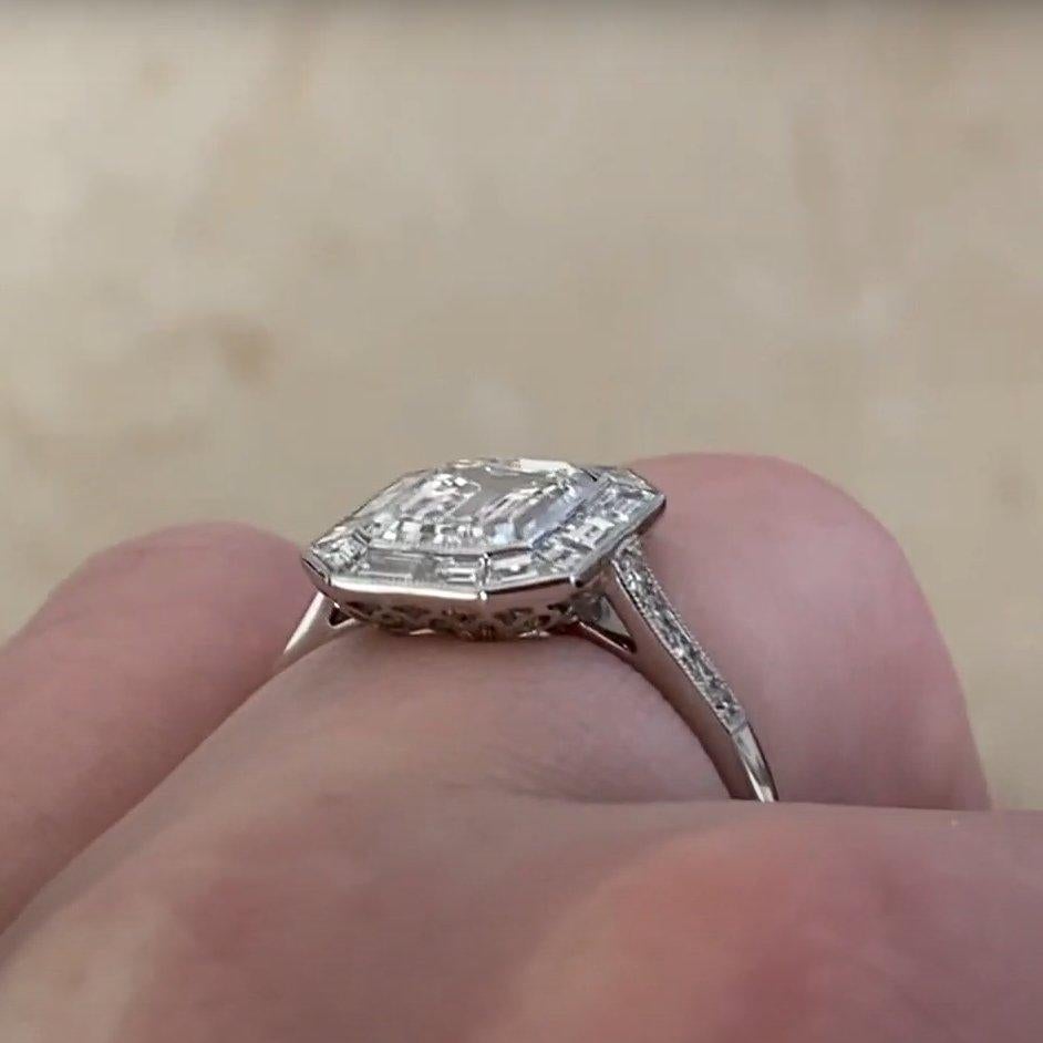 Diamant taille émeraude (GIA approx. 1,8 carats) avec halo taille baguette, platine Excellent état - En vente à New York, NY