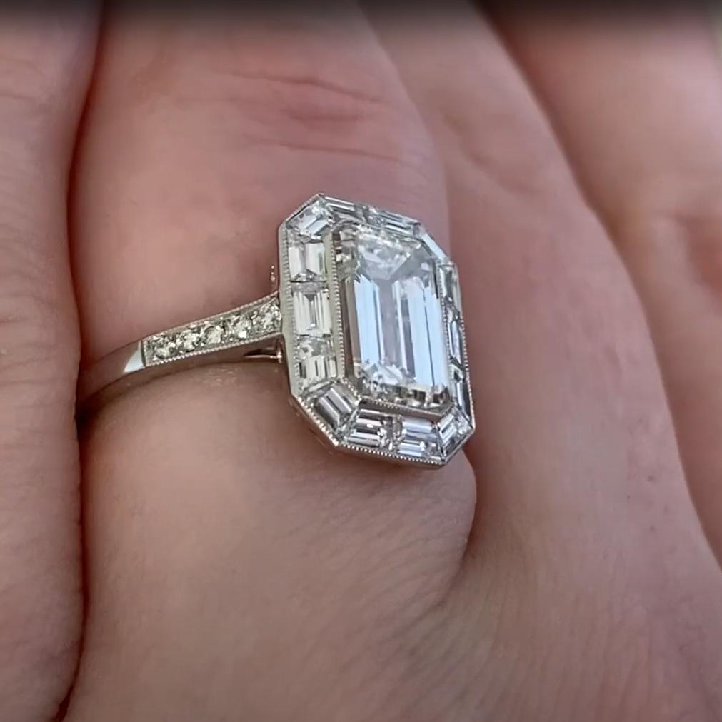 Art déco Bague de fiançailles halo en platine, diamant taille émeraude (GIA approx. 2.00 carats) en vente