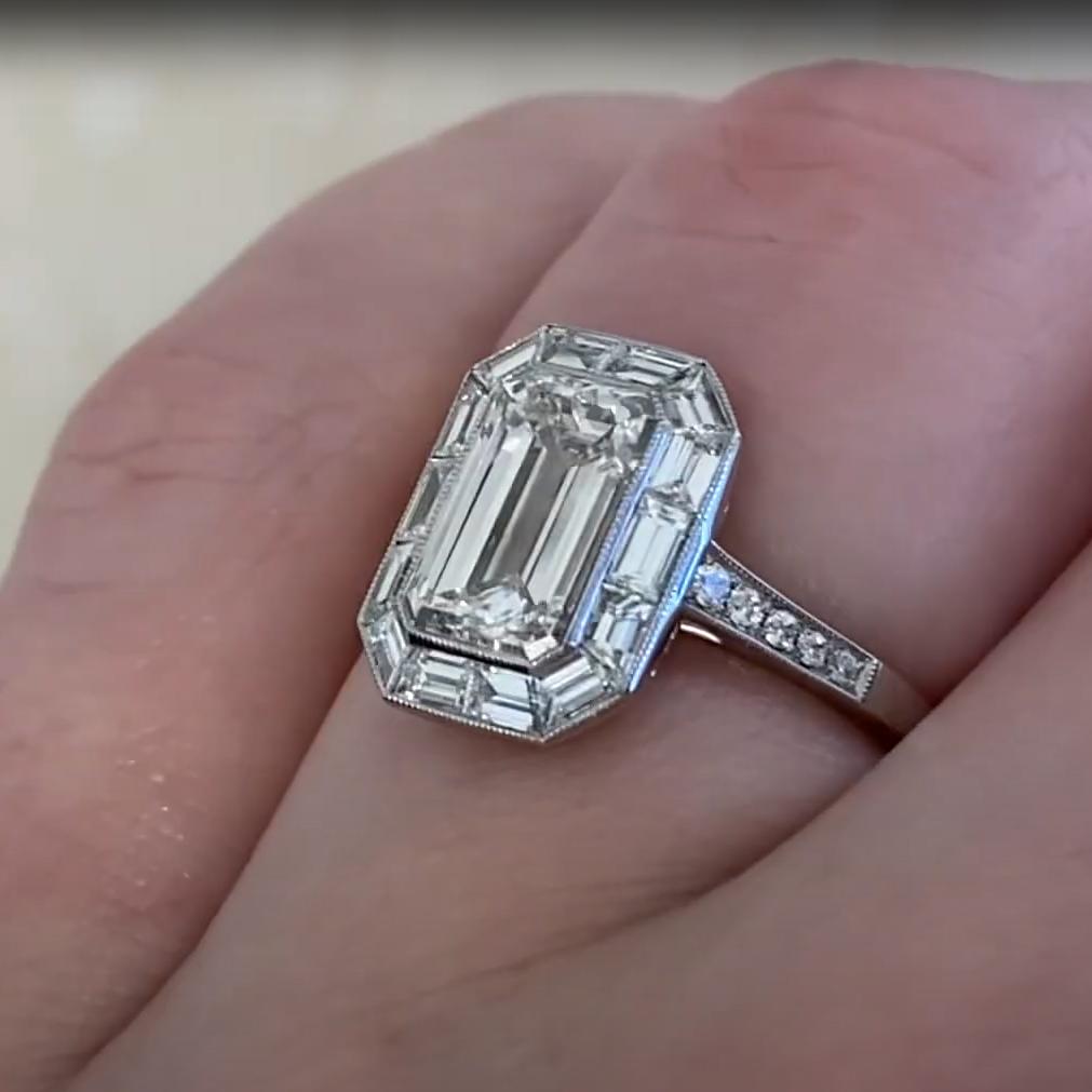 Taille émeraude Bague de fiançailles halo en platine, diamant taille émeraude (GIA approx. 2.00 carats) en vente