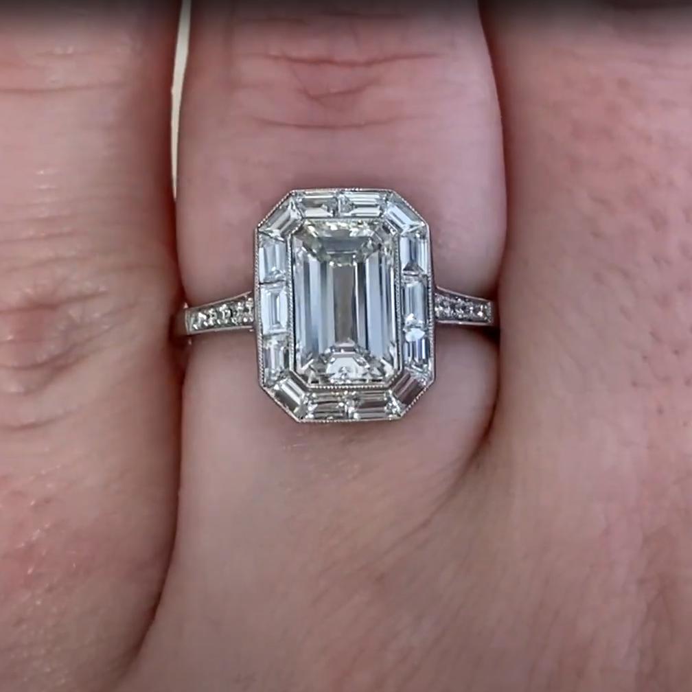 Bague de fiançailles halo en platine, diamant taille émeraude (GIA approx. 2.00 carats) Excellent état - En vente à New York, NY