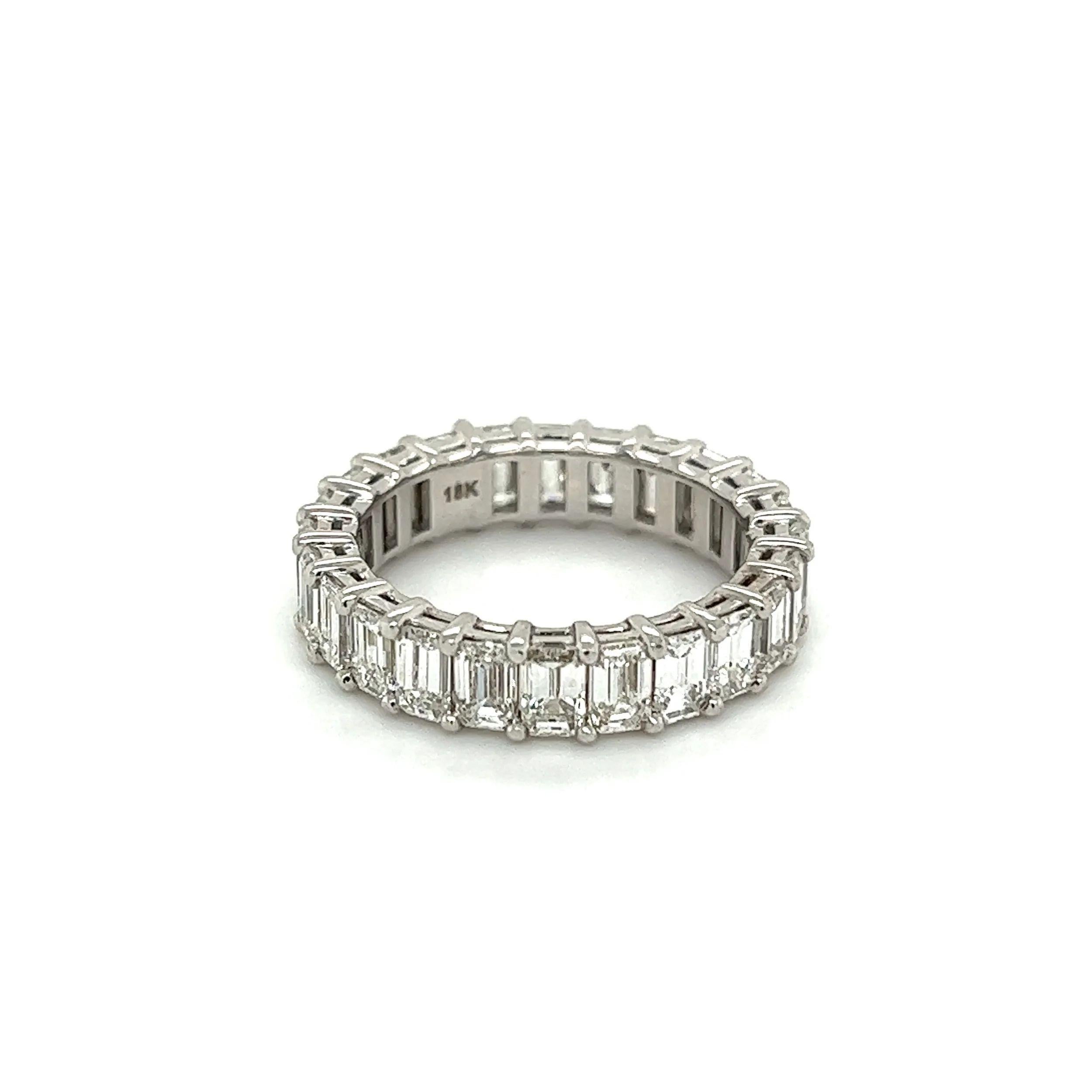 Emerald Cut Diamond Gold Vintage Eternity Band Ring Estate Fine Jewelry In Excellent Condition For Sale In Montreal, QC