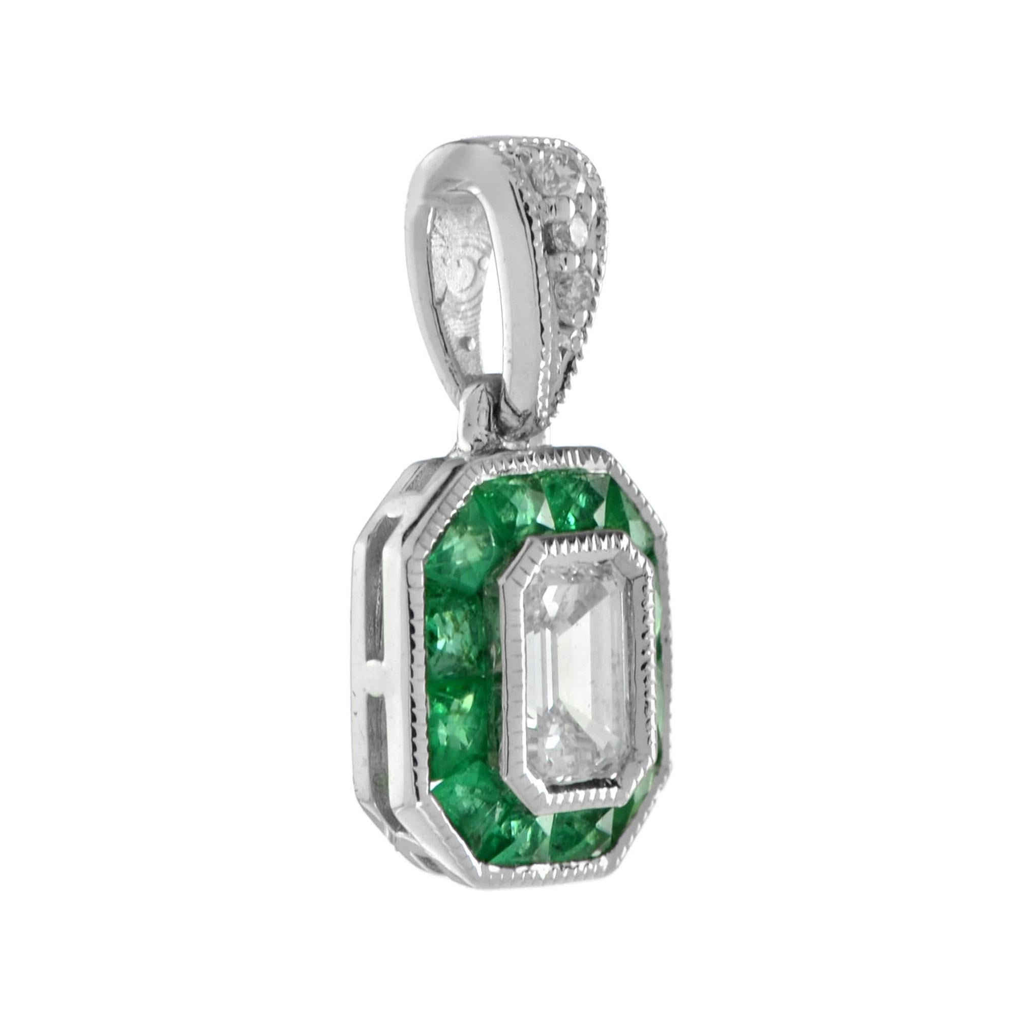 Questo ciondolo Art-Deco è assolutamente spettacolare! La pietra dal colore vibrante è un taglio speciale che circonda l'eccellente diamante centrale con taglio a smeraldo, inserito in un sottile castone con dettagli in milgrain. Oro bianco 14K.