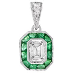 Ciondolo con diamante taglio smeraldo e smeraldo verde aureolato in oro bianco 14 carati