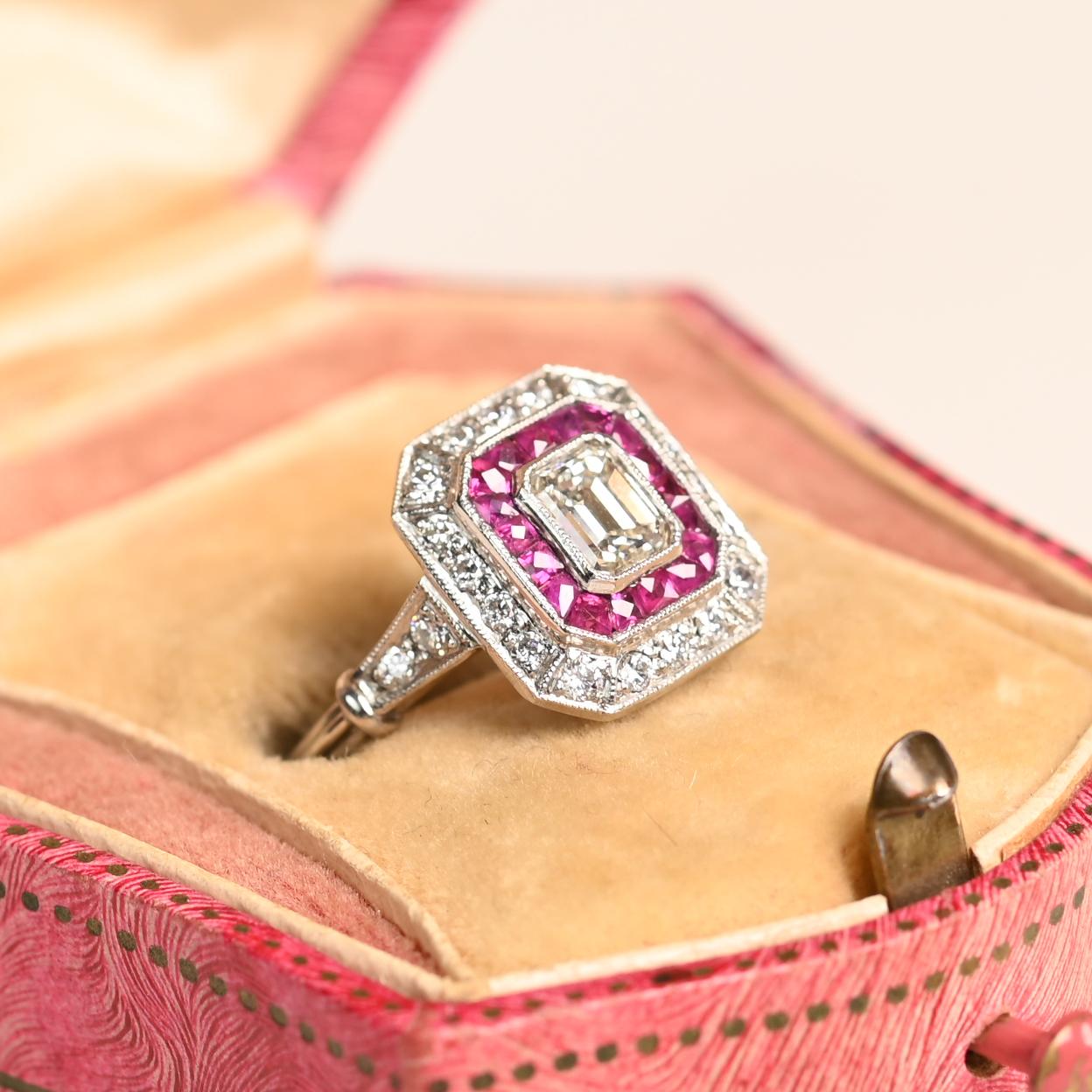 Este exquisito anillo exhibe en su centro un llamativo diamante talla esmeralda de aproximadamente 0,50 quilates, que irradia una elegancia atemporal. El diamante, de color J y claridad VS1, está bellamente enmarcado por un cautivador halo doble de