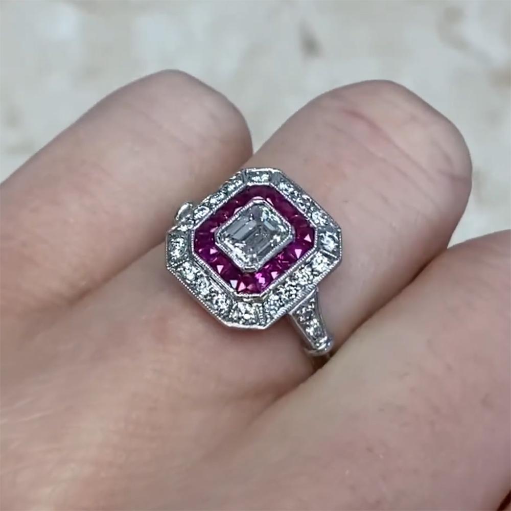 Anillo halo de compromiso con diamantes talla esmeralda (aprox. 0,50 quilates), platino en Excelente estado para la venta en New York, NY