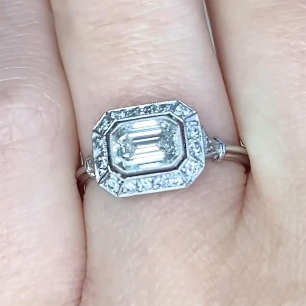 Art Déco Anello di fidanzamento con diamante taglio smeraldo (GIA 0,70 carati), platino in vendita