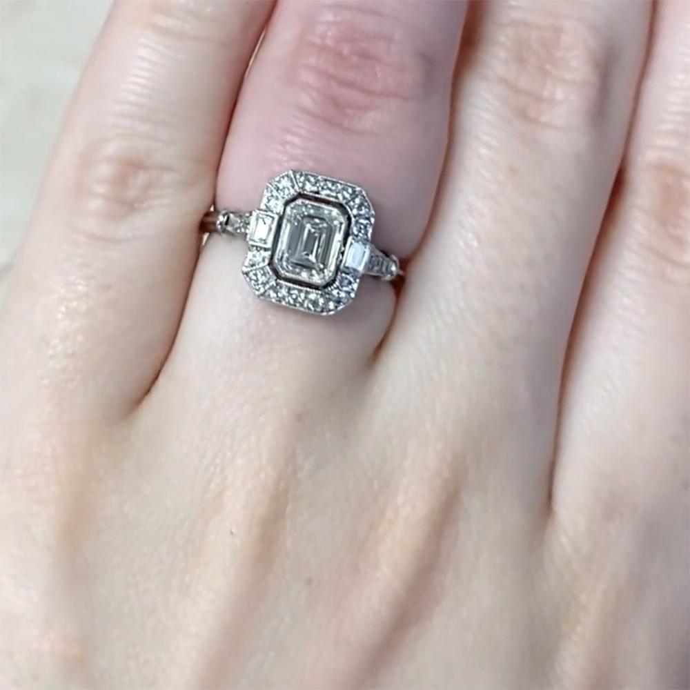 Smaragdgeschliffener Diamant-Verlobungshalo-Ring (GIA ca. 0,8 Karat), Platin (Smaragdschliff) im Angebot