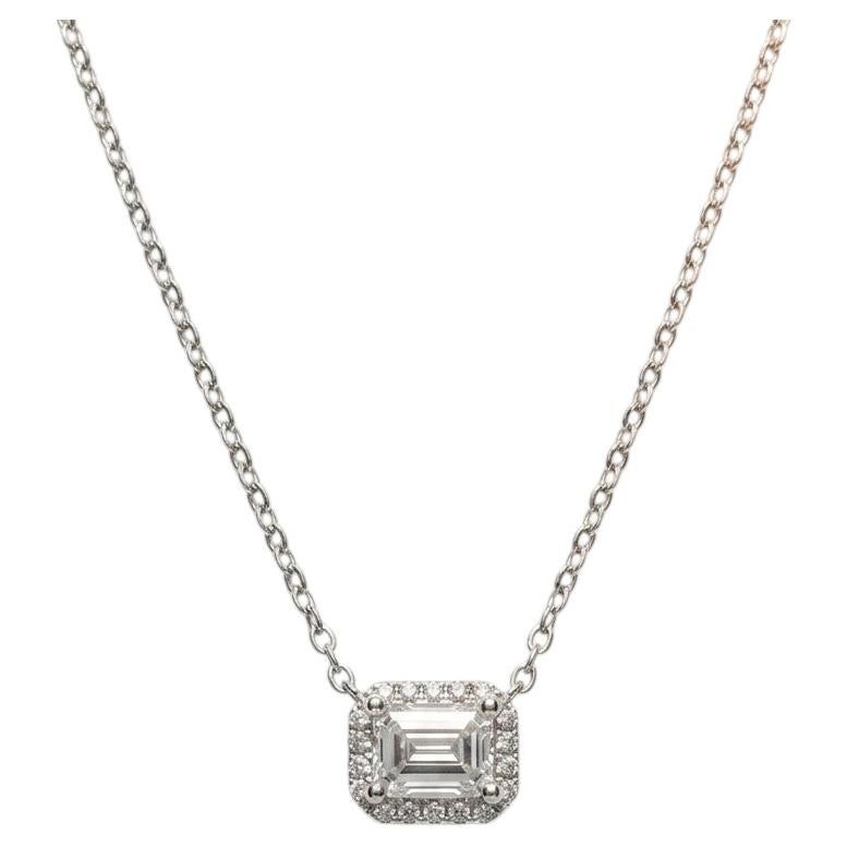 Collar con colgante de diamantes de talla esmeralda con halo