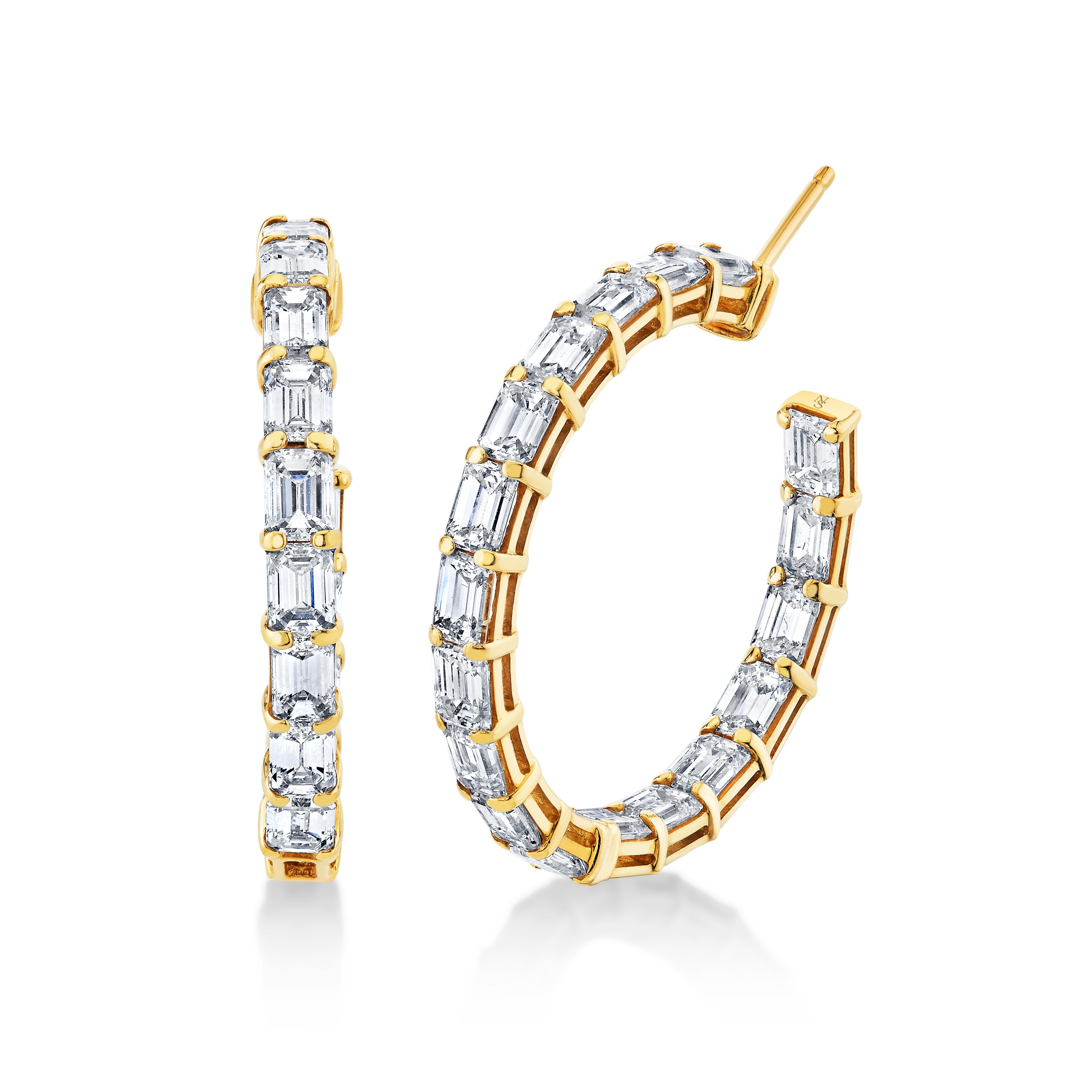 Diese Inside-Out-Reifenohrringe bestehen aus 6,79 Karat Diamanten im Smaragdschliff - insgesamt 36 Steine - und sind in 18 Karat Weißgold gefasst. Jeder Diamant mit dem Farbgrad G-H und der Reinheit VS-VVS wird in den USA von Hand gefasst und